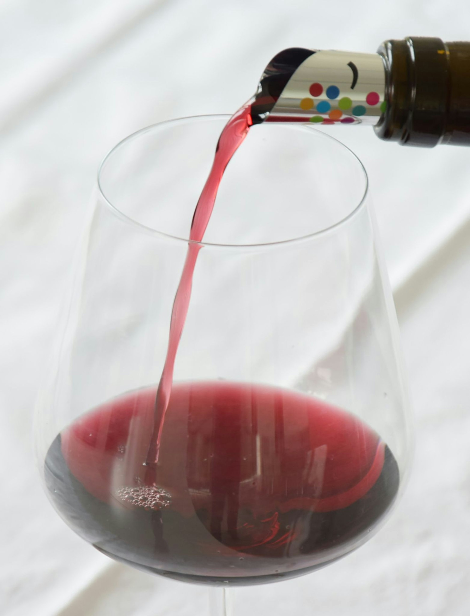 Ein sogenannter «Drop Stop »verhindert, dass es beim Einschenken vom Flaschenrand tropft. Gerade bei Rotwein und weißen Tischdecken oft sehr ärgerlich.
