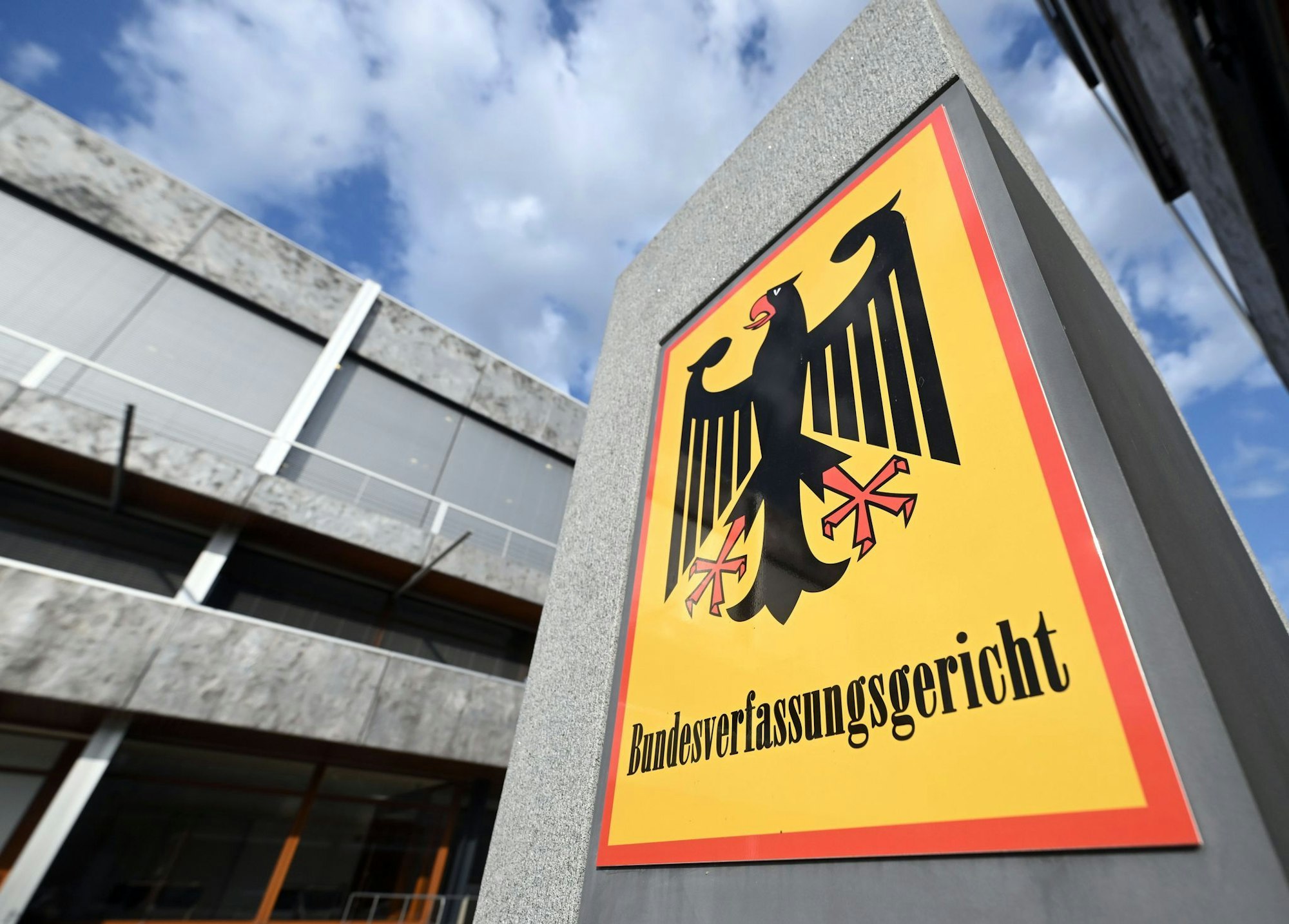 Der Karlsruher Senat hat eine Klage gegen Befugnisse der Ermittlungsbehörden unter die Lupe genommen. (Archivbild)