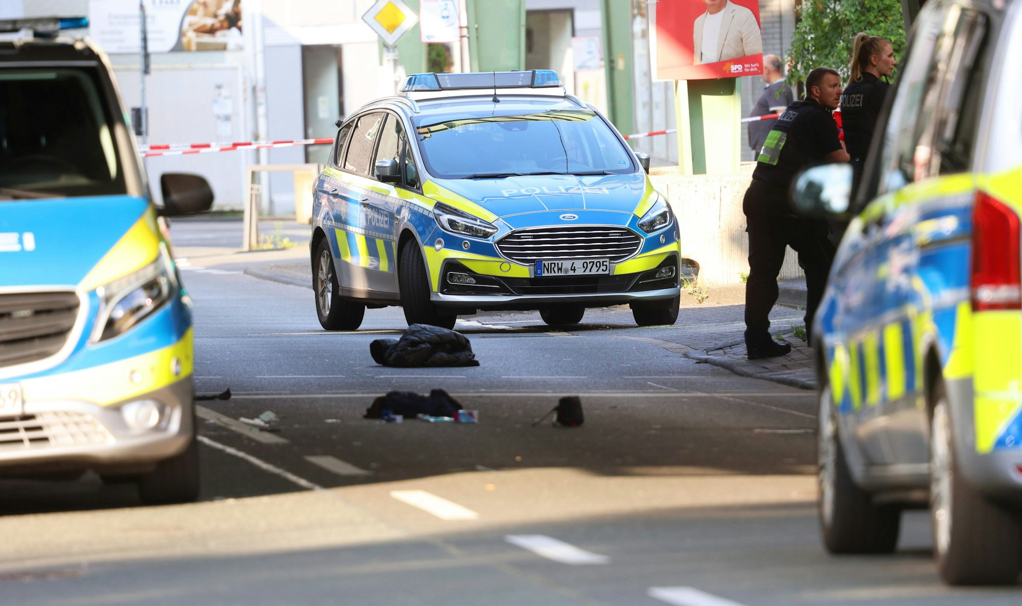 Einsatzfahrzeuge der Polizei stehen im Stadtteil Vohwinkel im Bereich um die Schwebebahnhaltestelle „Bruch“. Ein Mann ist durch eine Schussabgabe der Polizei verletzt worden.