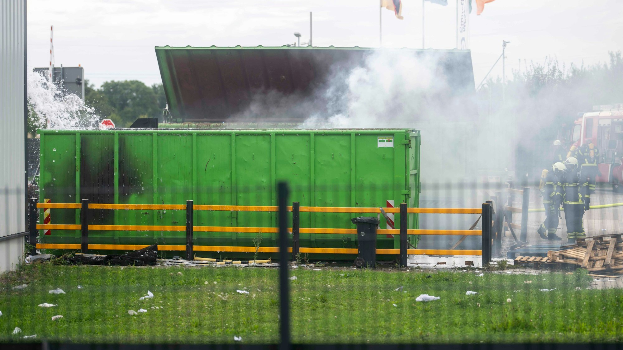 Das Bild zeigt den brennenden Container auf dem Gelände der Papierfabrik.