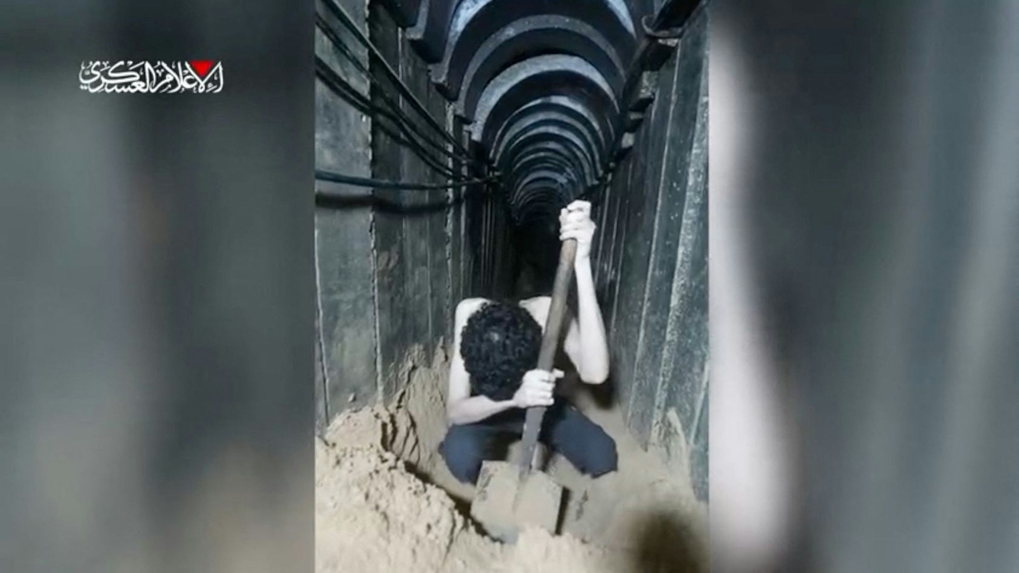 Dieser Screenshot aus einem Video, das am 1. August 2025 von der Hamas veröffentlicht wurde, zeigt Evyatar David in einem Tunnel. David, der während seiner Gefangenschaft 24 Jahre alt wurde, wurde während des Angriffs der Hamas am 7. Oktober 2023 entführt.