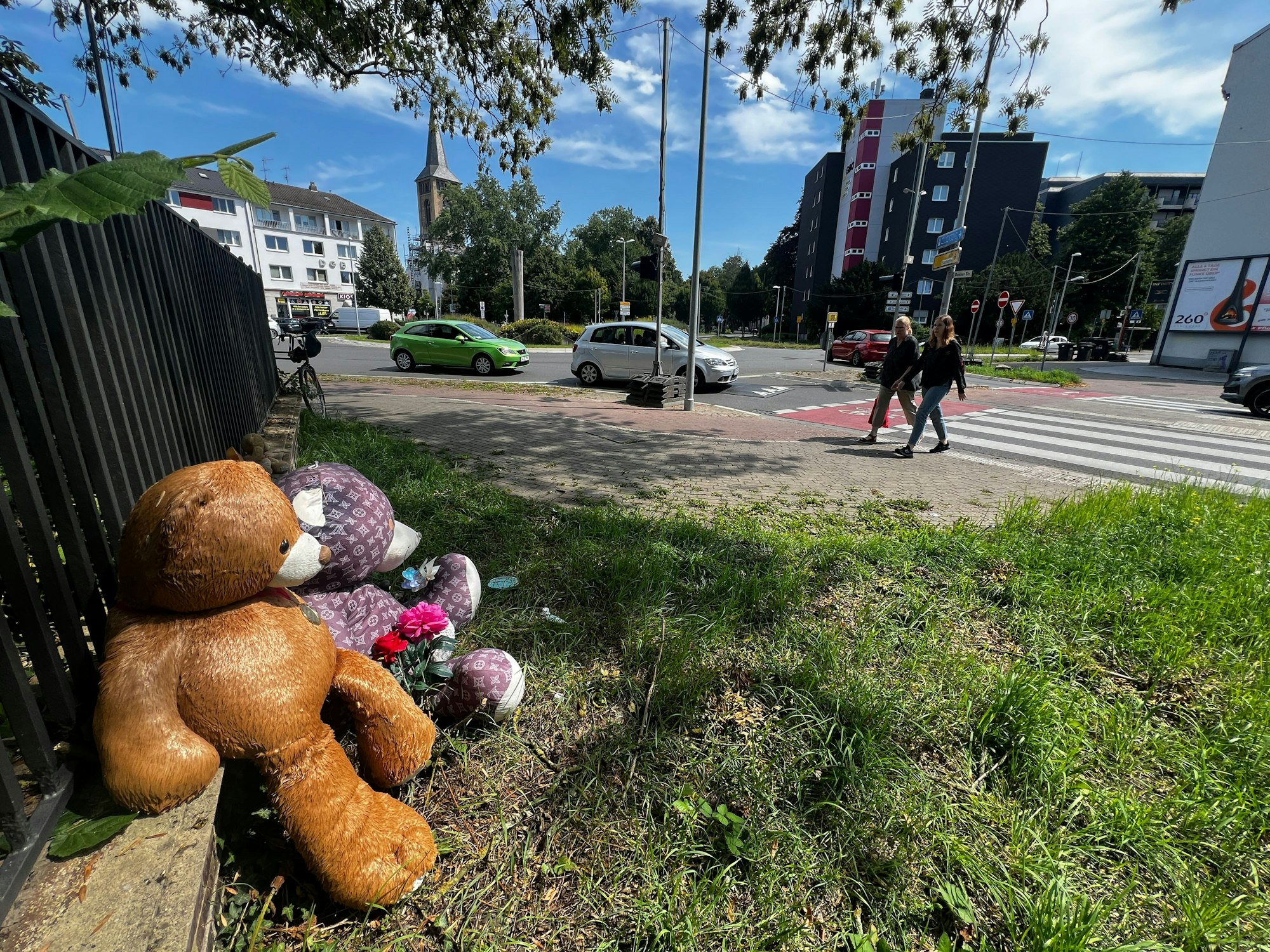 Auf dem Zebrastreifen rechts geschah der Unfall.