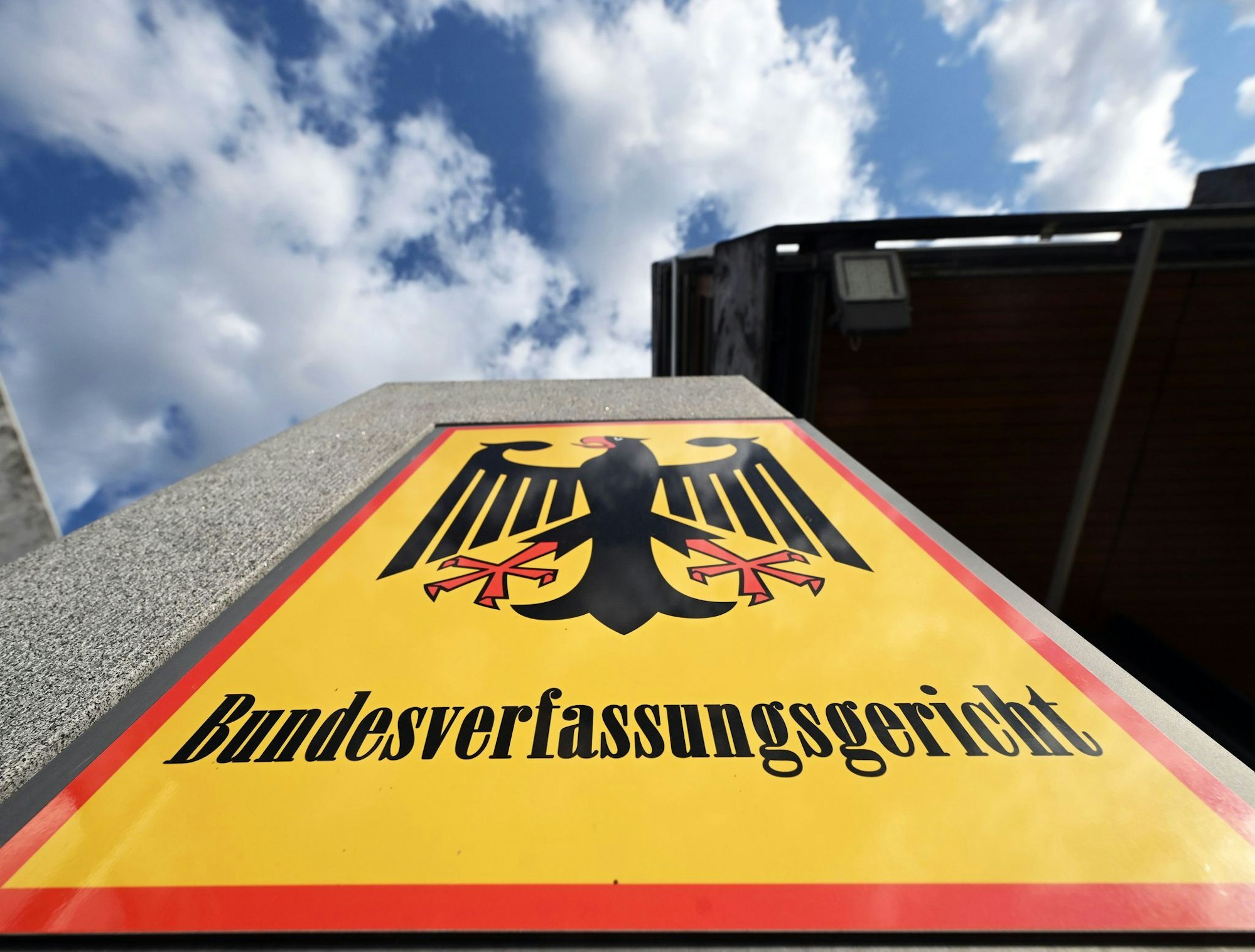 In welchen Fällen dürfen Smartphones oder Rechner mit Staatstrojanern ausgespäht werden? Darüber hat das höchste deutsche Gericht entschieden. (Symbolbild)