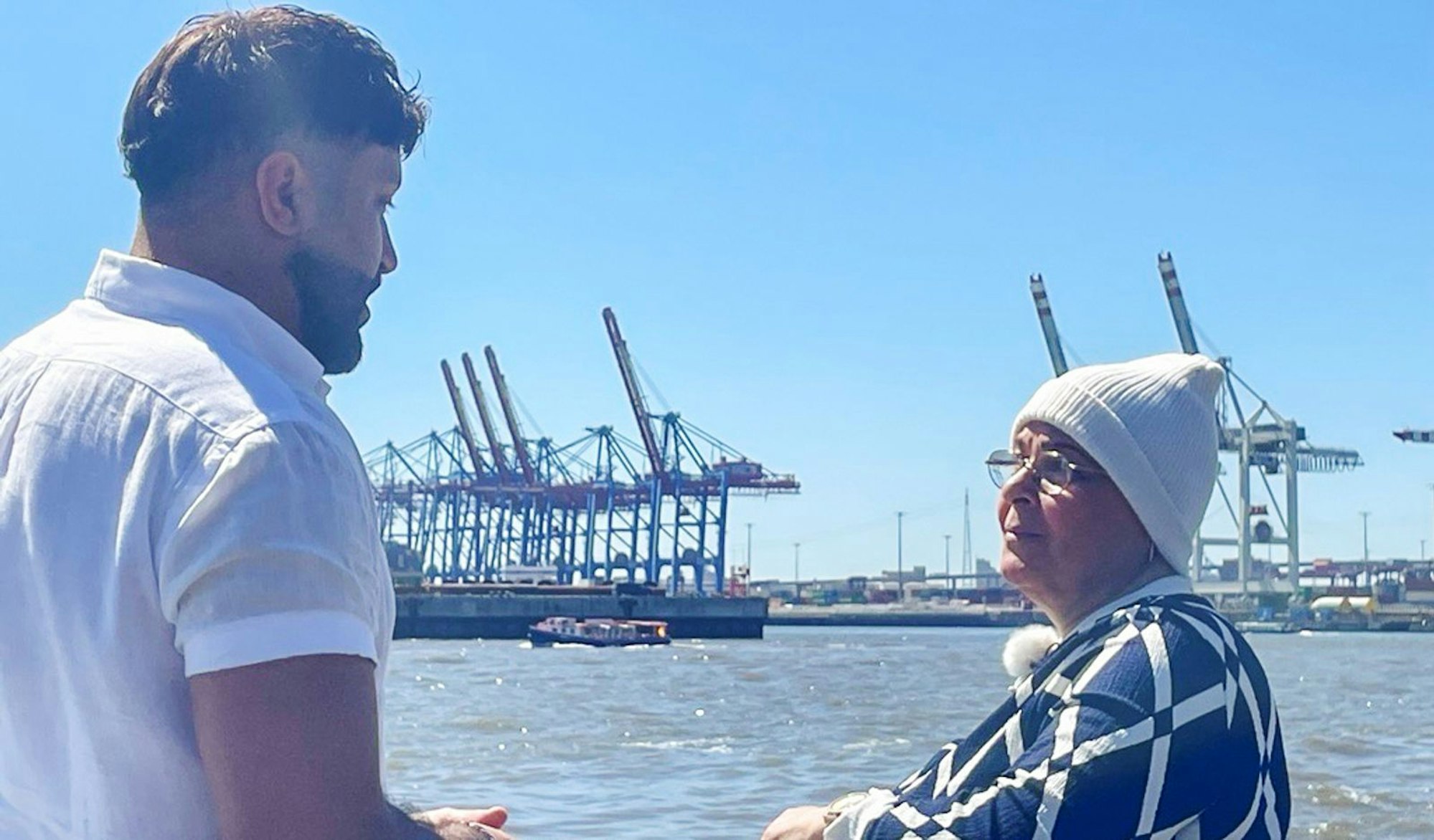 Mittlerweile lebt auch seine Mutter in Hamburg. Sie kann sich nicht vorstellen in das vom Bürgerkrieg zerstörte Syrien zurückzukehren. (Bild: NDR)