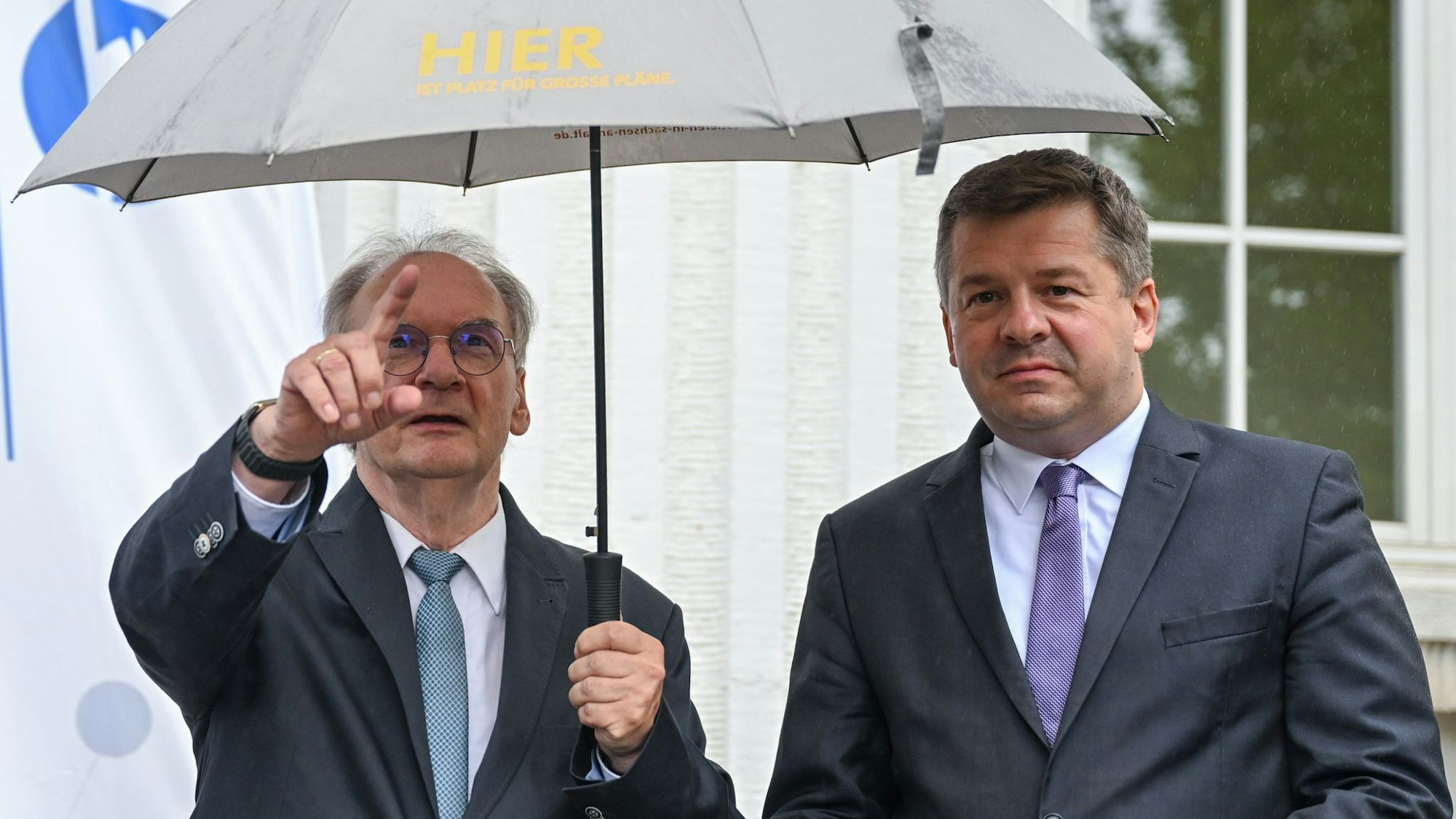 Ministerpräsident Reiner Haseloff (CDU) und Wirtschaftsminister Sven Schulze (CDU). (Archivbild)
