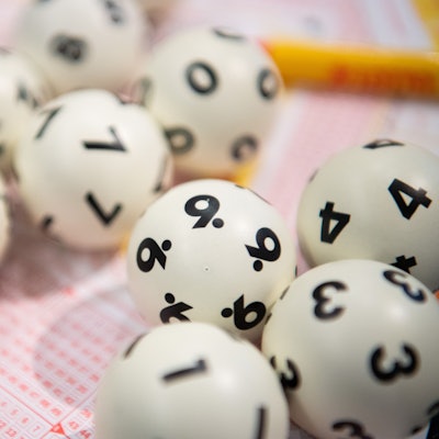 ILLUSTRATION - 08.01.2020, Baden-Württemberg, Stuttgart: Lotto-Kugeln liegen auf einem Lottoschein. (zu dpa: «Oberbayer im Glück: Fast 18 Millionen Euro im Lotto gewonnen») Foto: Tom Weller/dpa +++ dpa-Bildfunk +++