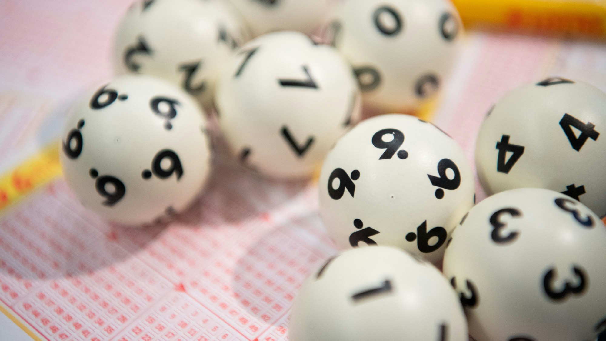 ILLUSTRATION - 08.01.2020, Baden-Württemberg, Stuttgart: Lotto-Kugeln liegen auf einem Lottoschein. (zu dpa: «Oberbayer im Glück: Fast 18 Millionen Euro im Lotto gewonnen») Foto: Tom Weller/dpa +++ dpa-Bildfunk +++