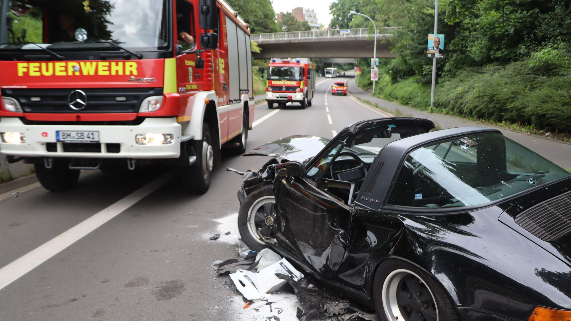 Ein alter Porsche und ein Alfa sind bei einem Frontalzusammenstoß auf der Konrad-Adenauer-Straße zerstört worden.