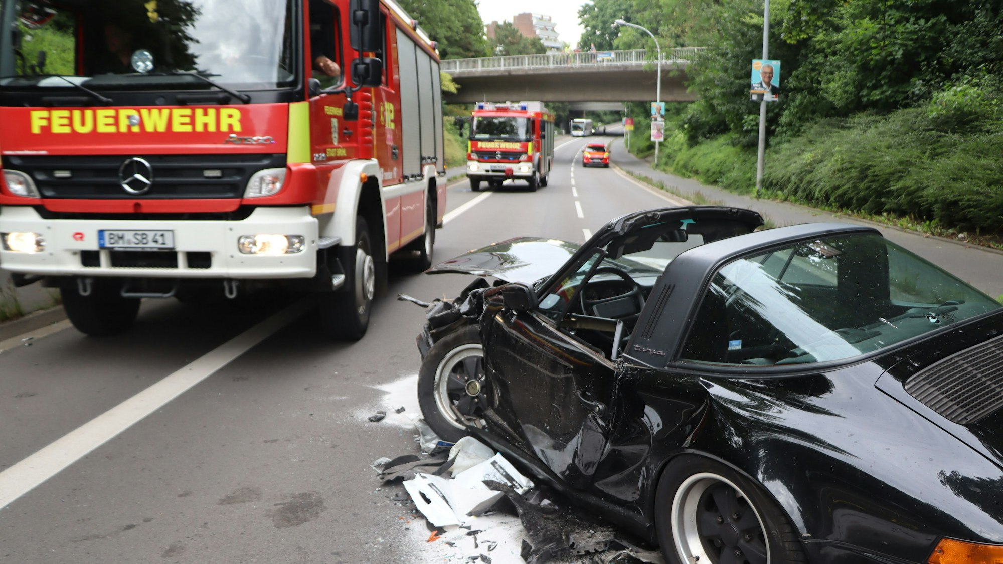 Ein alter Porsche und ein Alfa sind bei einem Frontalzusammenstoß auf der Konrad-Adenauer-Straße zerstört worden.