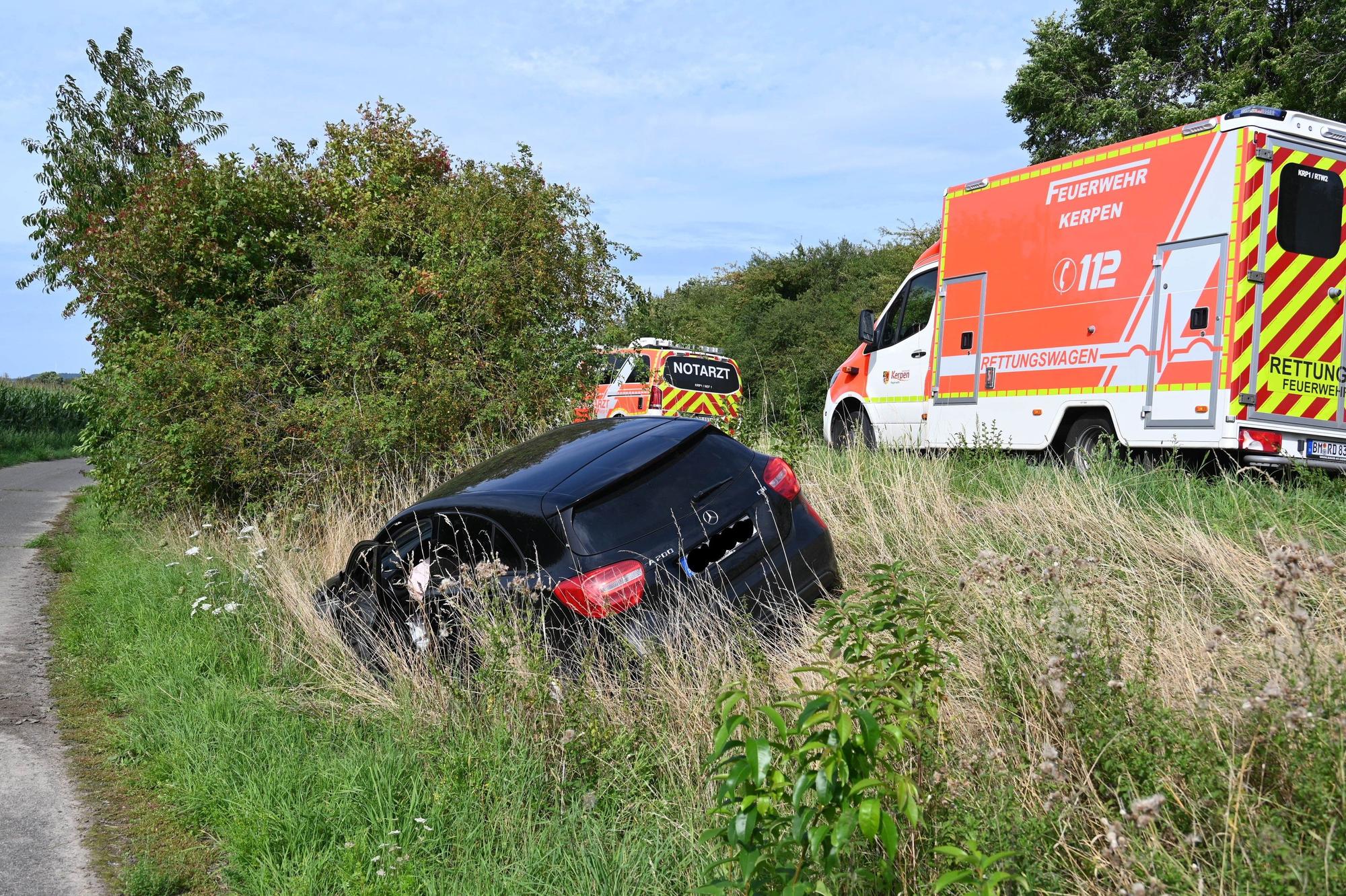 Der Zusammenstoß war so heftig, dass der Wagen der beiden jungen Leute regelrecht von der Fahrbahn katapultiert wurde und in die Böschung flog.