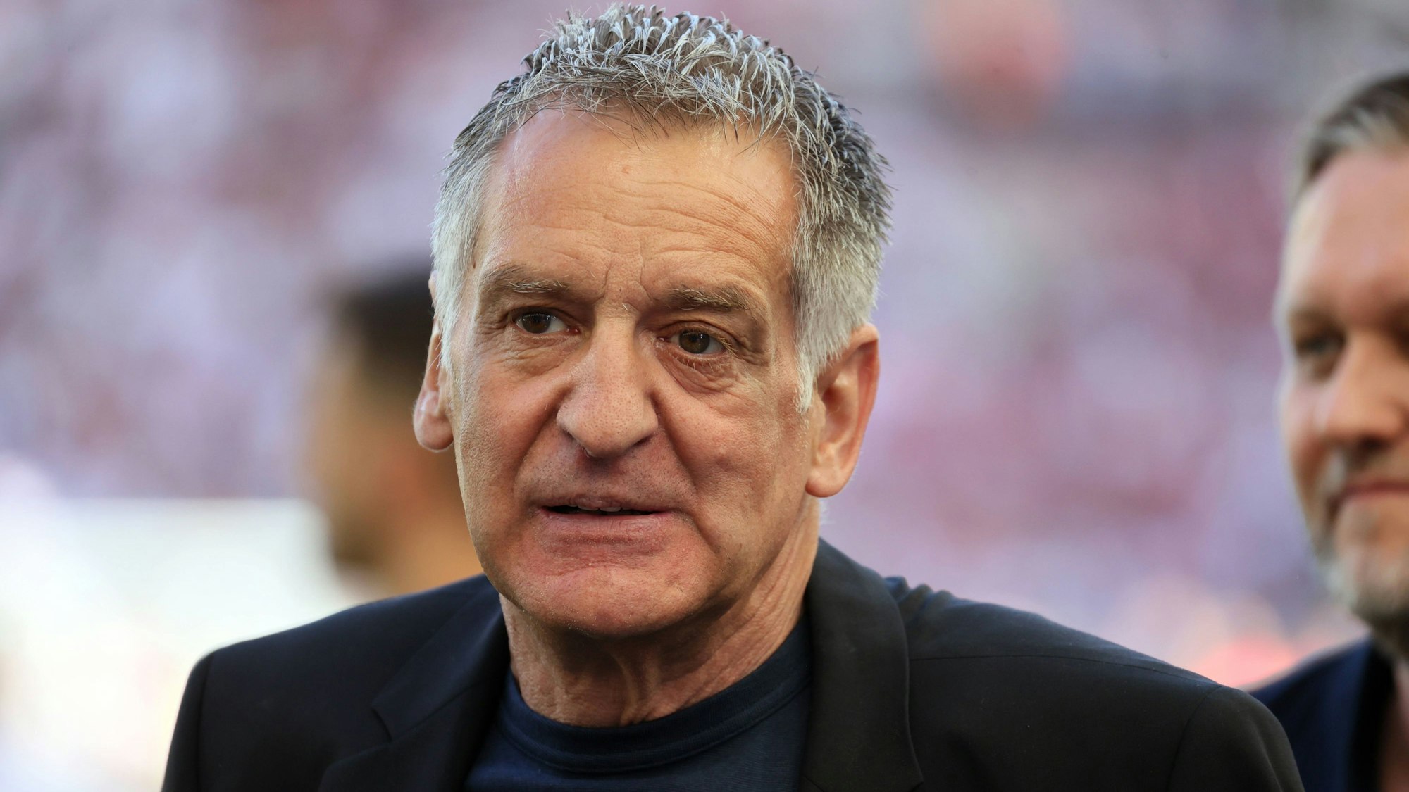 Der einstige Bundesliga-Profi (Borussia Dortmund und VfB Stuttgart) soll sich bei verschiedenen Personen mehrfach Geld geliehen und nie zurückgezahlt haben.