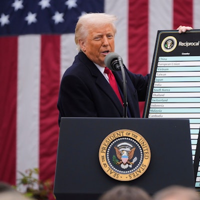 US-Präsident Donald Trump spricht während einer Veranstaltung zur Ankündigung neuer Zölle im Rosengarten des Weißen Hauses.