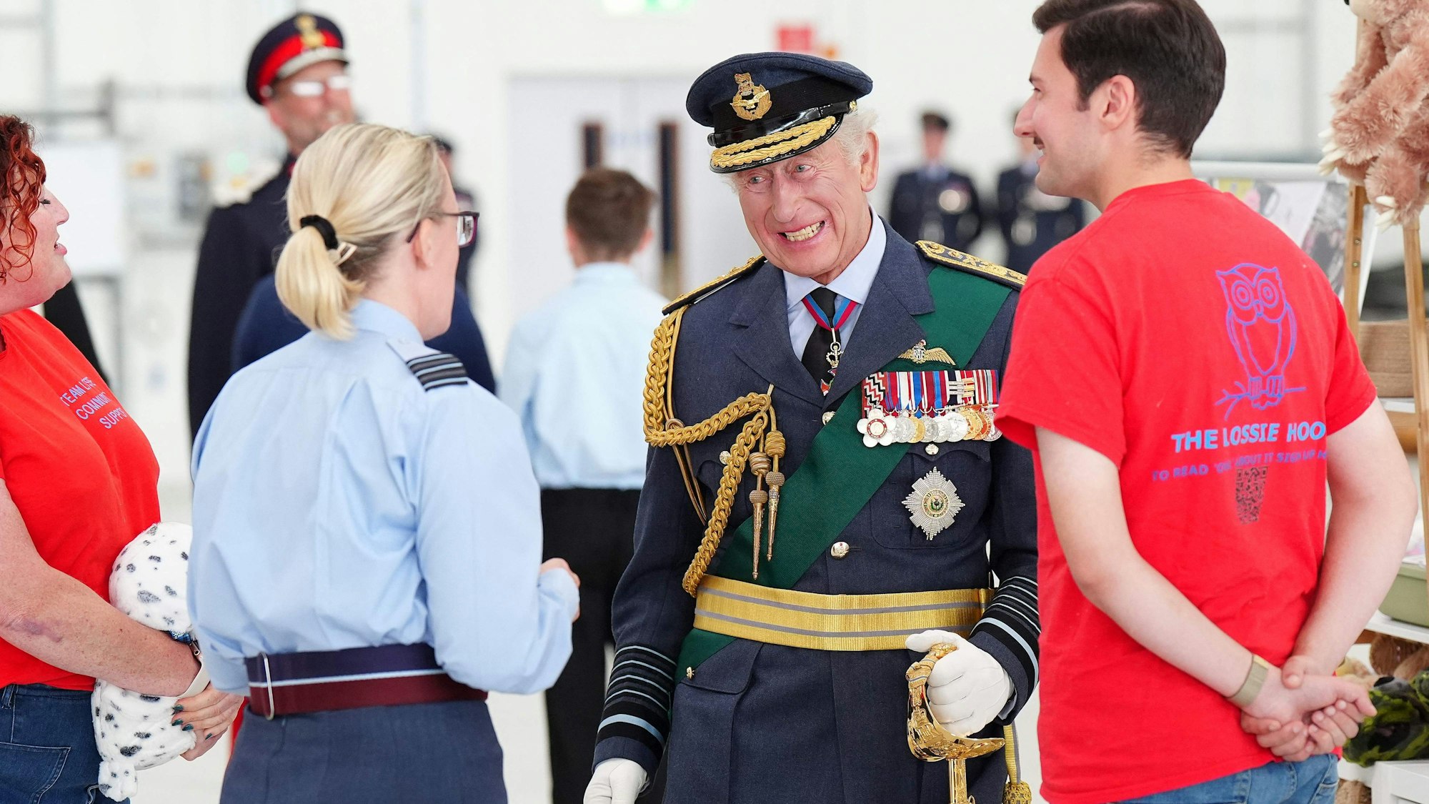 König Charles III. spricht in RAF Lossiemouth mit Angehörigen und Soldaten.