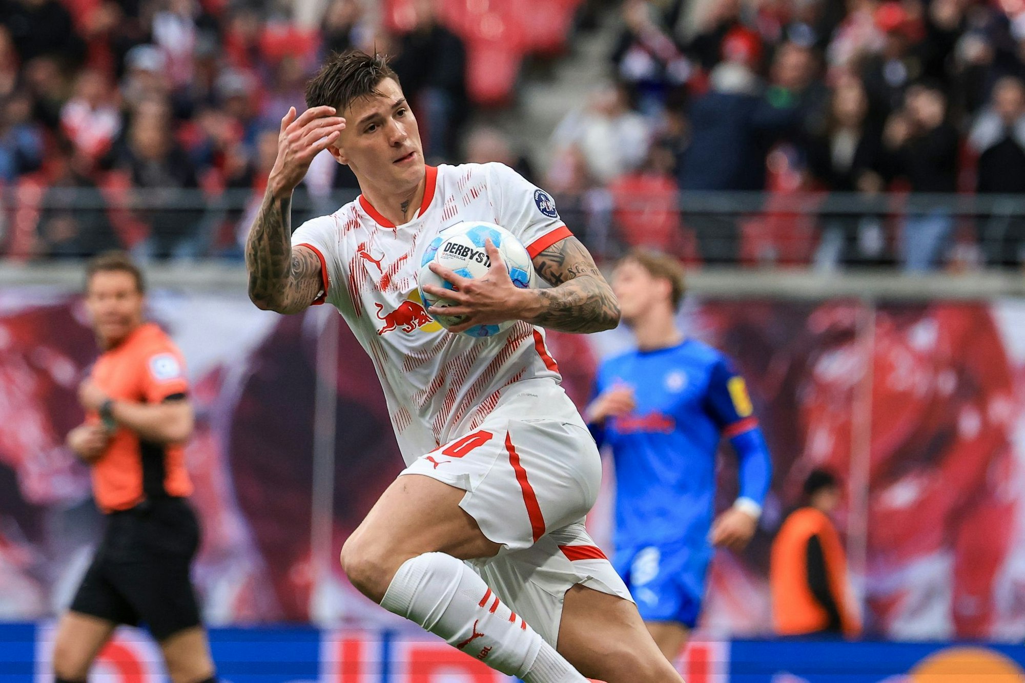 Leipzigs Spieler Benjamin Sesko wird nach einer Einigung beider Vereine wohl zu Manchester United wechseln.