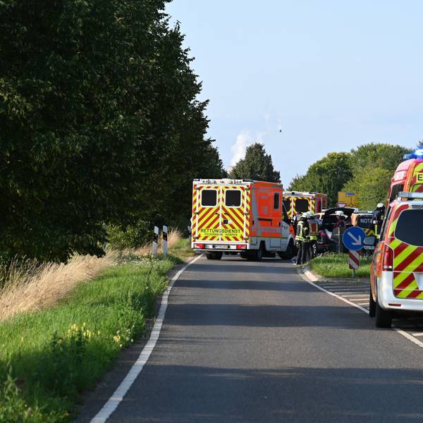Rettungseinsatz nach einem Unfall in Kerpen, bei dem zwei Pkw sind an einer Kreuzung zusammengestoßen sind.