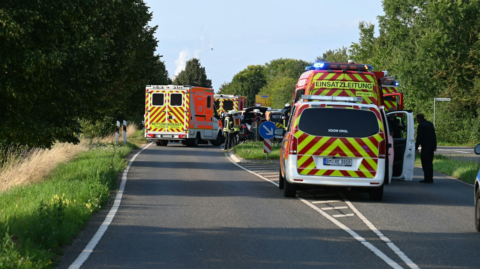 Rettungseinsatz nach einem Unfall in Kerpen, bei dem zwei Pkw sind an einer Kreuzung zusammengestoßen sind.
