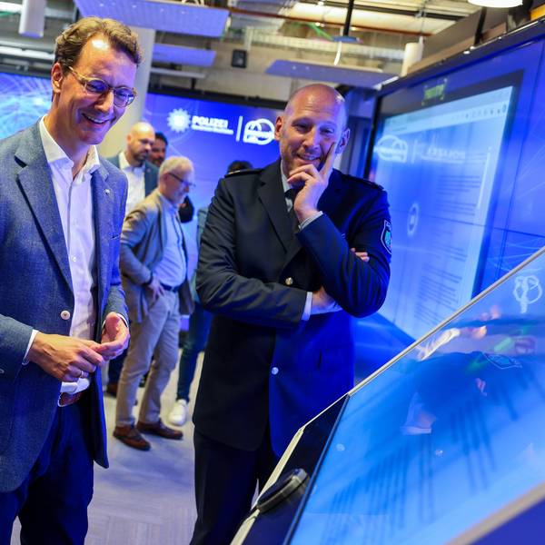 Im „Innovation Lab“ der Polizei NRW benutzen Innenminister Herbert Reul, Ministerpräsident Hendrik Wüst und Dominic Reese, Leiter des Innovation Lab, einen Monitor mit Anwendungen künstlicher Intelligenz. (Archivfoto)