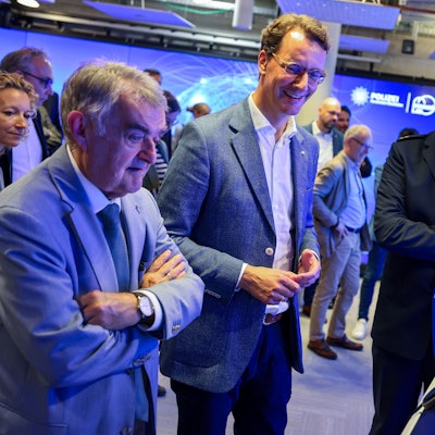 Im „Innovation Lab“ der Polizei NRW benutzen Innenminister Herbert Reul, Ministerpräsident Hendrik Wüst und Dominic Reese, Leiter des Innovation Lab, einen Monitor mit Anwendungen künstlicher Intelligenz. (Archivfoto)