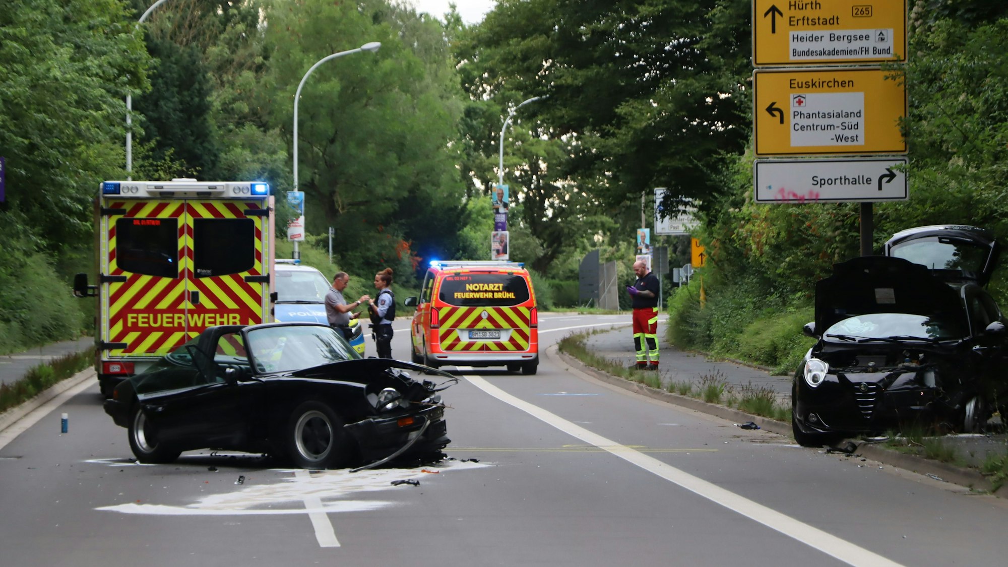 Aus bisher noch nicht geklärter Ursache geriet der Porsche auf die Gegenfahrbahn. Dabei kam es zum Frontalzusammenstoß der beiden Wagen.