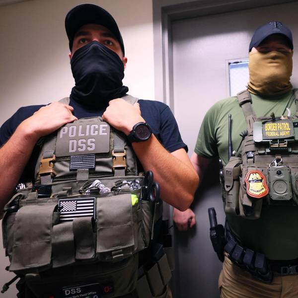 Die Festnahmen durch die US-Einwanderungs- und Zollbehörde (ICE) gehen weiter, während Menschen an Einwanderungsgerichtsverhandlungen teilnehmen.
