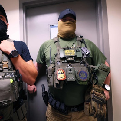 Die Festnahmen durch die US-Einwanderungs- und Zollbehörde (ICE) gehen weiter, während Menschen an Einwanderungsgerichtsverhandlungen teilnehmen.