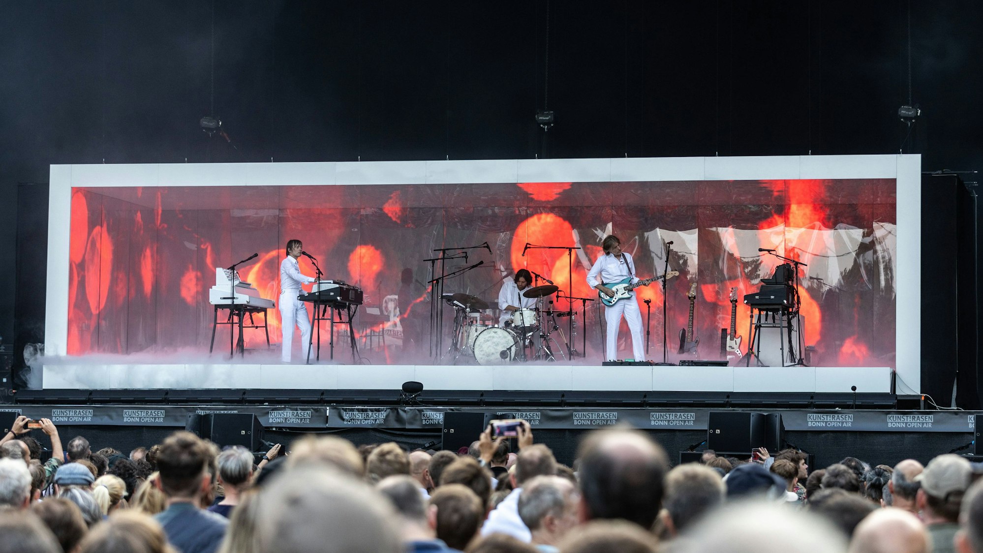 Die französische Elektronic Band AIR mit dem Programm plays Moon Safari beim Live Auftritt auf der KunstRasen Bühne.