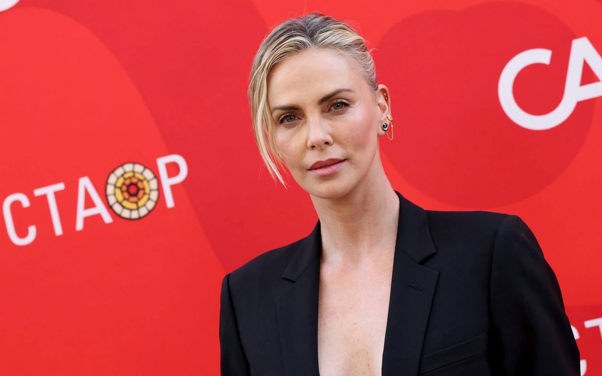 Charlize Theron musste ihren Traum, Tänzerin zu werden, aufgeben. Der Traum von der Schauspielerei konnte sie sich erfüllen. (Bild: 2024 Getty Images/Amy Sussman)