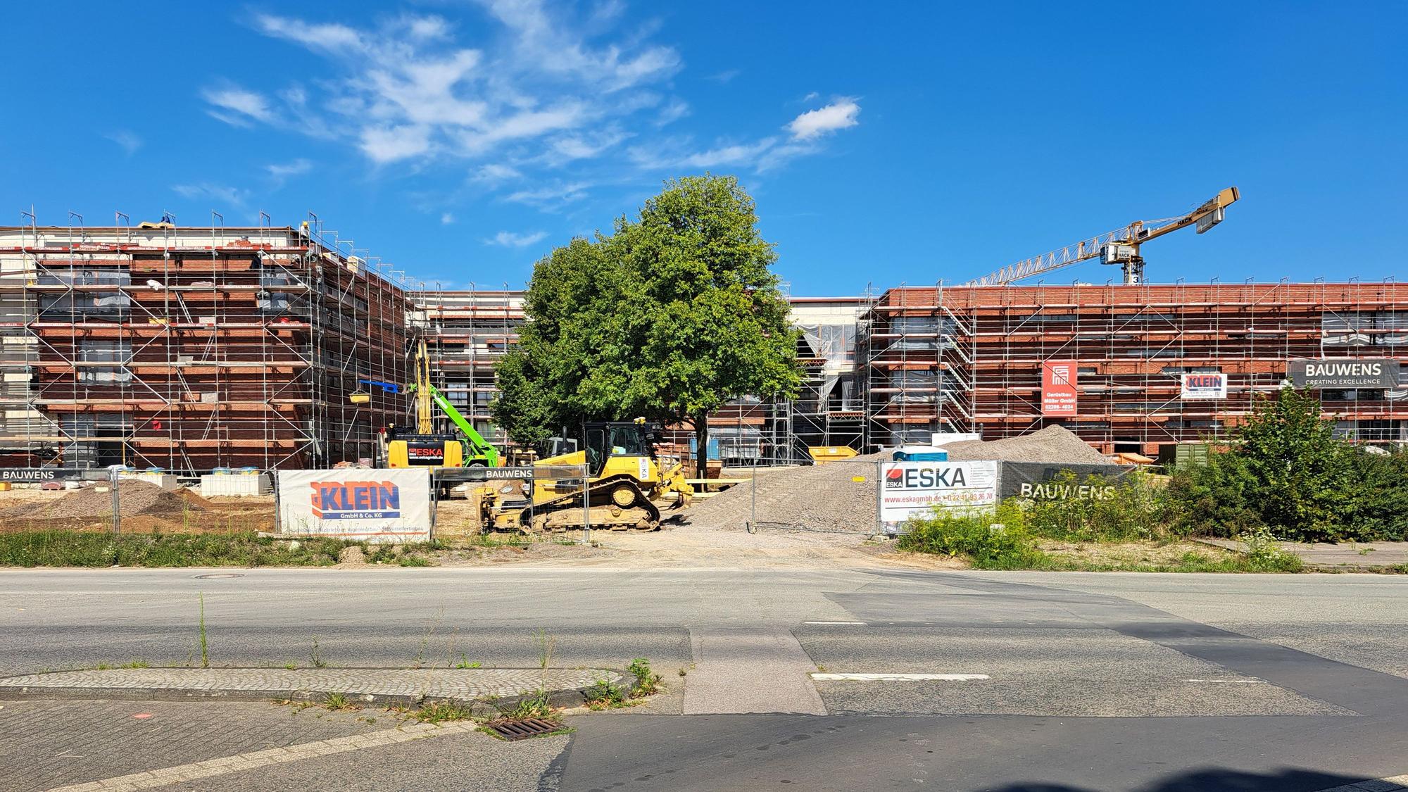 Für geschätzte Kosten in Höhe von 90 Millionen Euro entsteht zurzeit der Erweiterungsbau für das Schulzentrum Nord in Niederkassel-Lülsdorf. Nach den Sommerferien 2026 soll dort der Unterrichtsbetrieb starten.