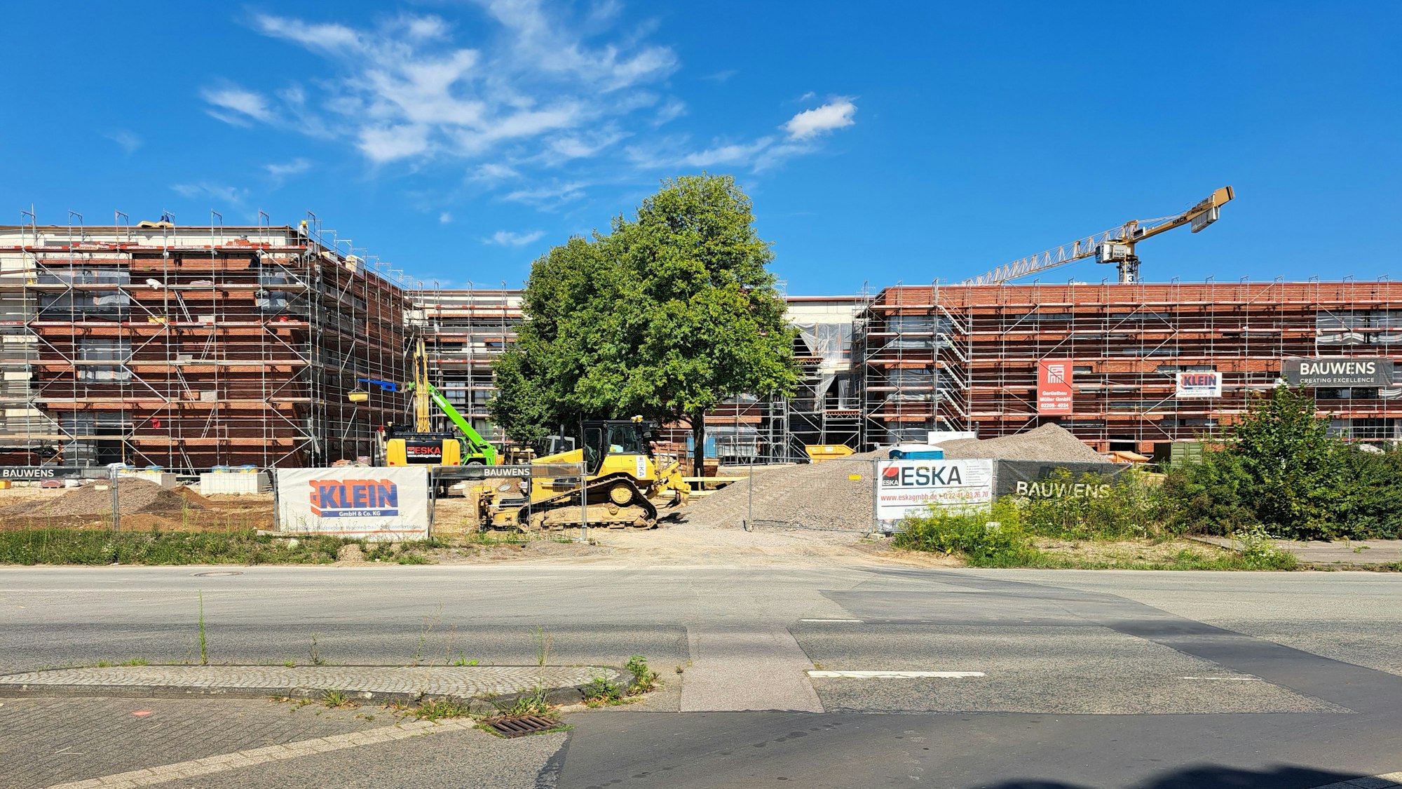 Für geschätzte Kosten in Höhe von 90 Millionen Euro entsteht zurzeit der Erweiterungsbau für das Schulzentrum Nord in Niederkassel-Lülsdorf. Nach den Sommerferien 2026 soll dort der Unterrichtsbetrieb starten.