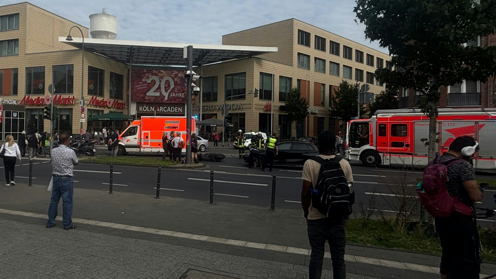Unfall auf der Kalker Straße in Köln. Ein Roller und ein Pkw sind beteiligt.