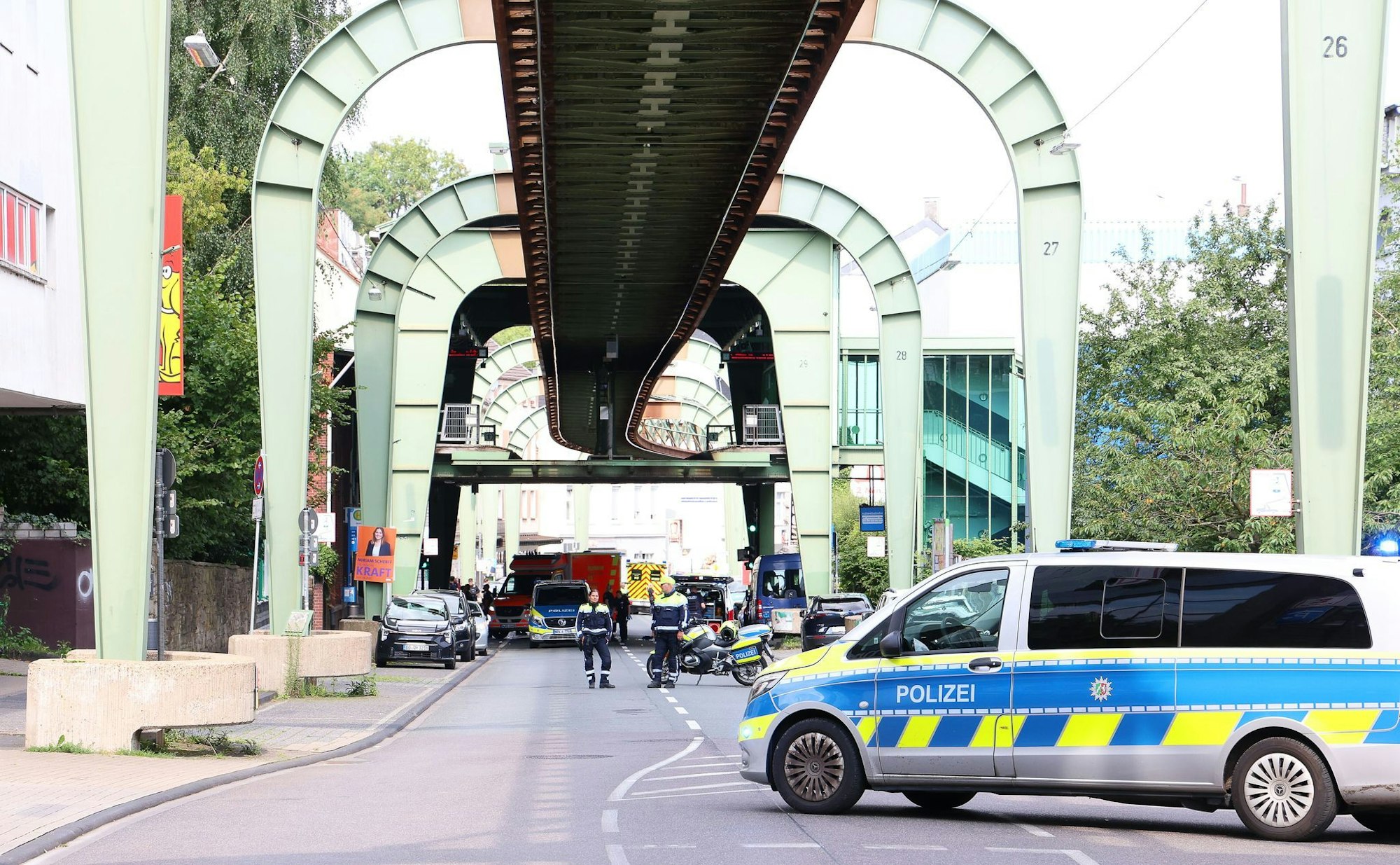 In der Nähe einer Wuppertaler Schwebebahn-Haltestelle ist es am Mittwoch zu einer Bedrohungslage gekommen.