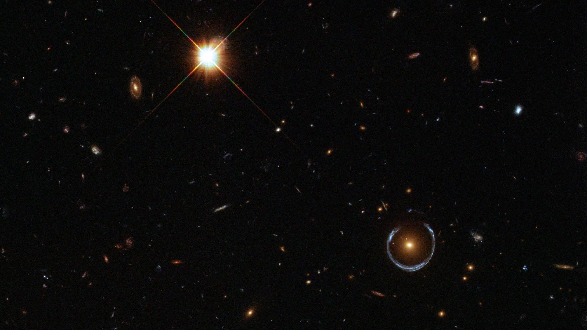 Das „Kosmische Hufeisen“: Die Gravitationskraft einer massereichen Galaxie verzerrt das Licht einer weiter entfernten, blauen Galaxie zu einem nahezu vollständigen Einstein-Ring.