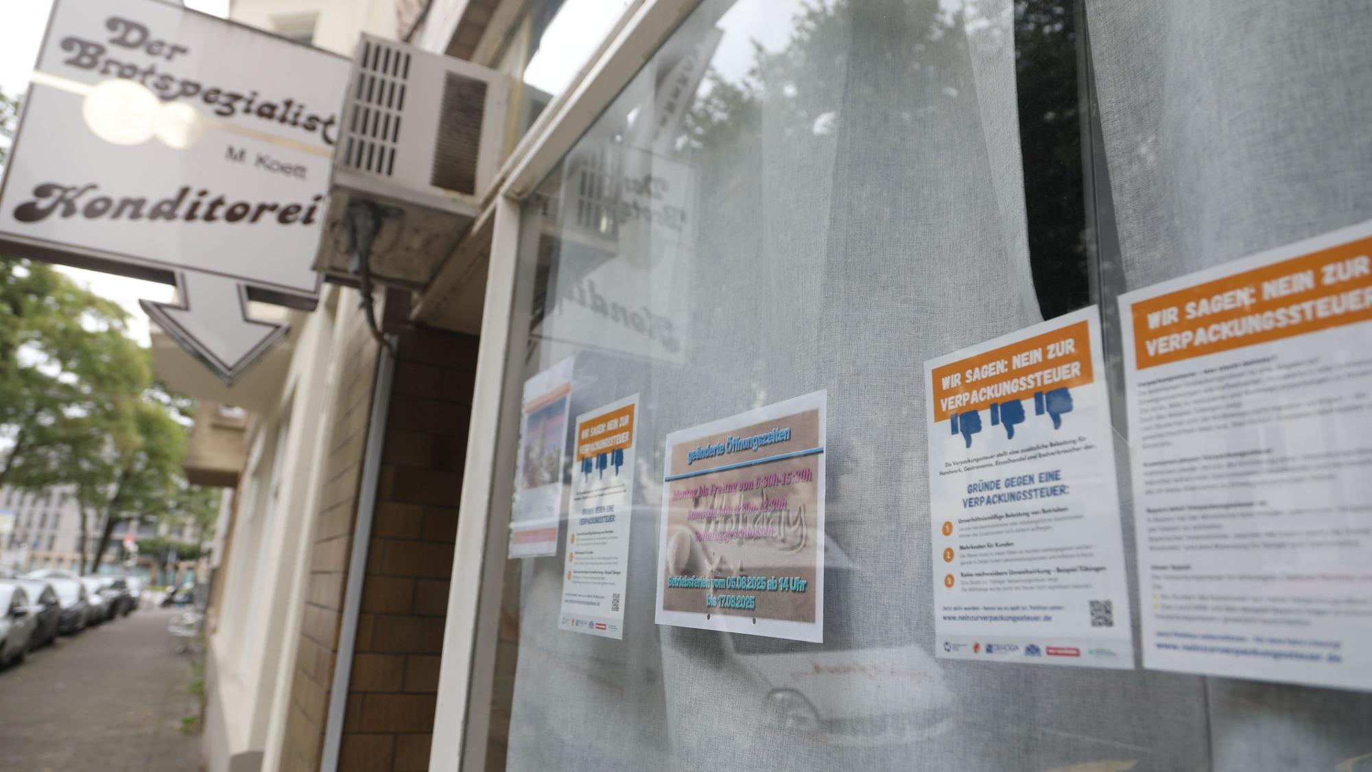 Mit Aushängen im Schaufenster rufen Betriebe zu einer Petition gegen die Verpackungssteuer auf, wie hier der „Der Brotspezialist“, eine Konditorei im Agnesviertel.