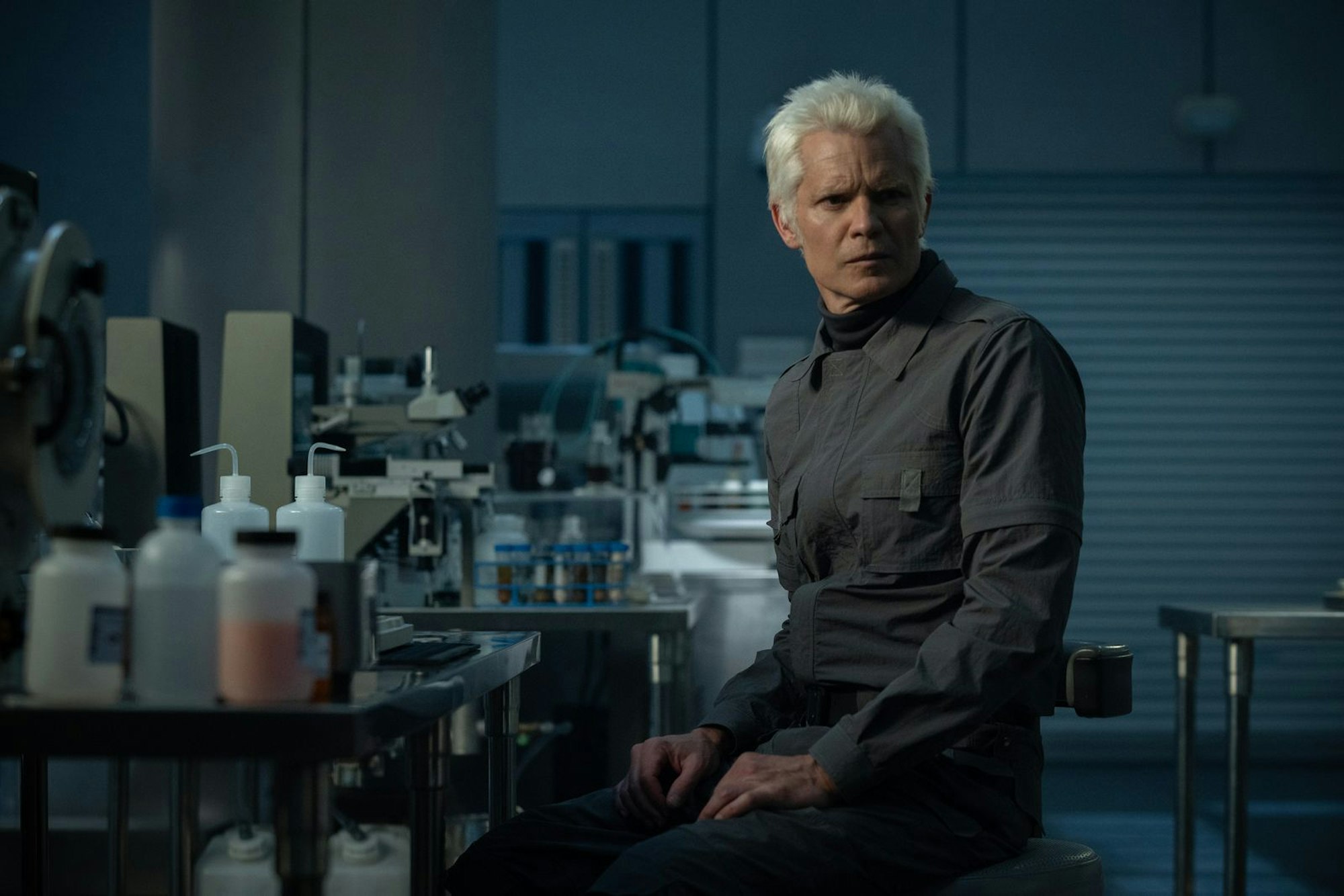 Timothy Olyphant als Kirsh gehört zu den bekannteren Namen im Cast von „Alien: Earth“. Der heute 57-jährige Schauspieler wurde unter anderem als Sheriff Seth Bullock in der HBO-Serie „Deadwood“ bekannt. Auch als Gegenspieler von Bruce Willis in „Stirb Langsam“, Teil vier, machte er auf sich aufmerksam. (Bild: Patrick Brown/FX)