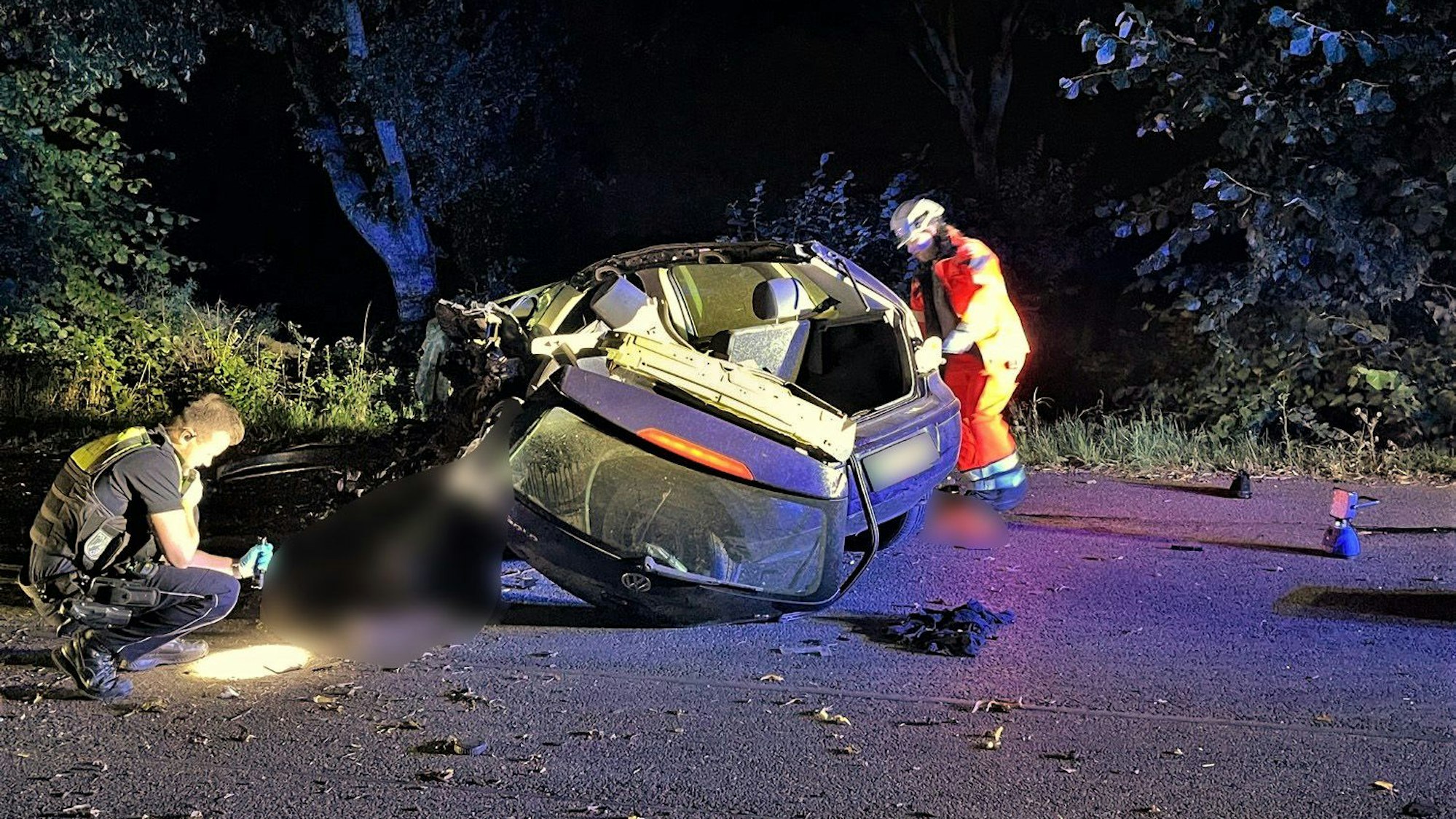 Polizeibeamte und Rettungskräfte bei dem tödlichen Unfall in Meerbusch. Das Auto des 18-Jährigen wurde völlig zerstört.