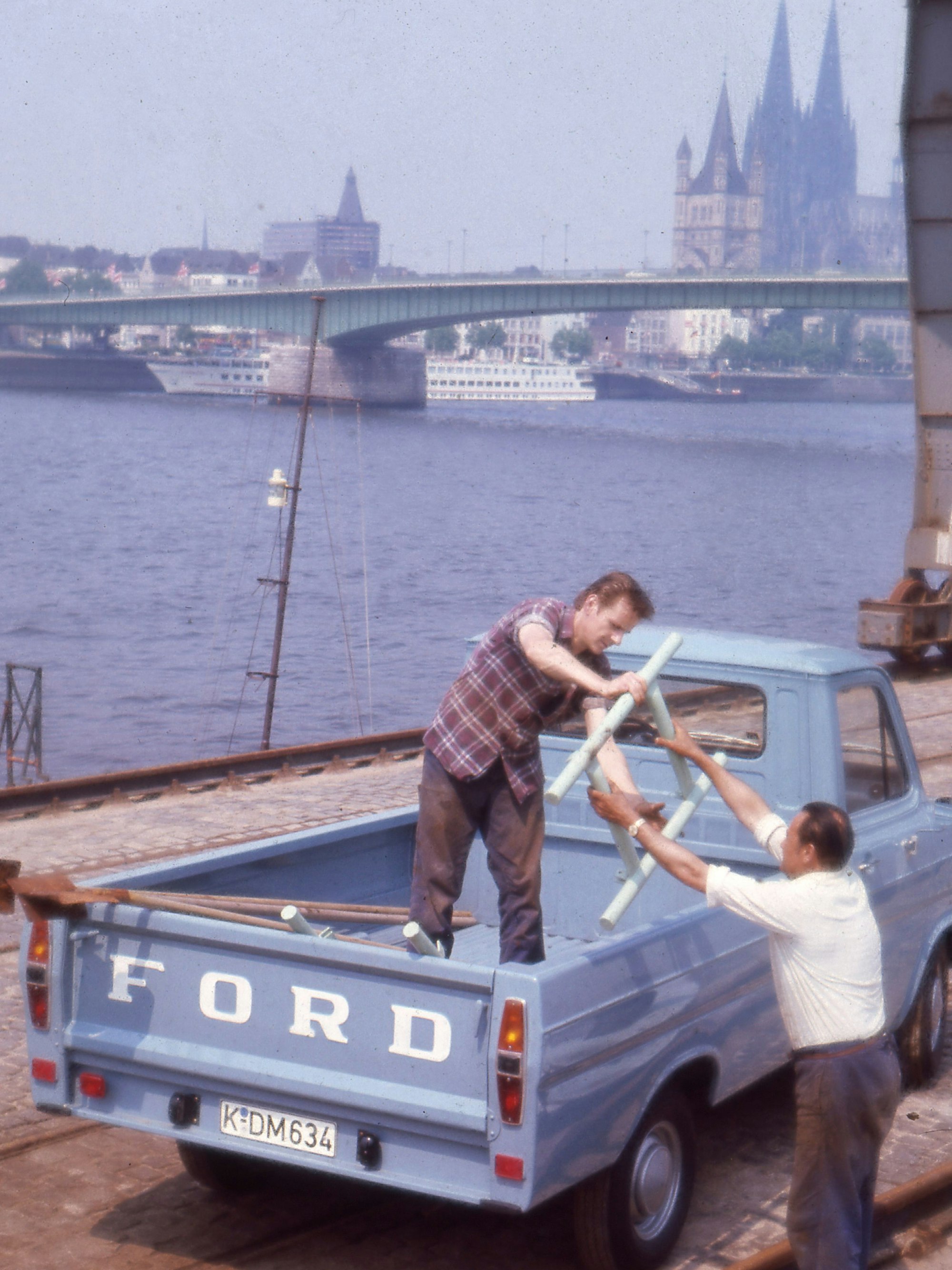 1965er Handwerker-Transit mit Ladefläche im Kölner Hafen