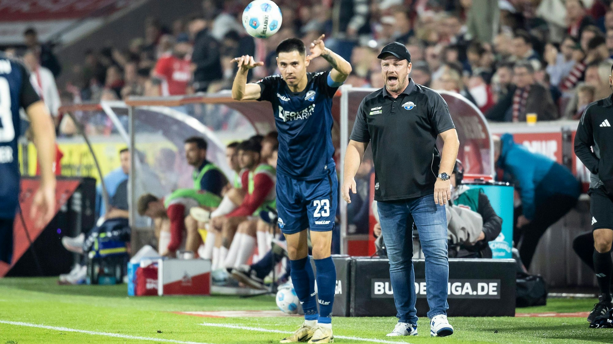 1. FC Köln - SC Paderborn 07, 25.10.2024 Raphael Obermair SC Paderborn 07, 23 beim Einwurf, dahinter schreit Lukas Kwasniok Cheftrainer SC Paderborn 07 10. Spieltag der 2. Fußball-Bundesliga, 1. FC Köln - SC Paderborn 07 am 25.10.2024 im RheinEnergie-Stadion in Köln. DIE DFL-VORSCHRIFTEN VERBIETEN JEDE VERWENDUNG VON FOTOS ALS BILDSEQUENZEN UND/ODER QUASI-VIDEO. *** 1 FC Köln SC Paderborn 07, 25 10 2024 Raphael Obermair SC Paderborn 07, 23 at the throw-in, behind him Lukas Kwasniok head coach SC Paderborn 07 shouts 10 Matchday of Bundesliga 2, 1 FC Köln SC Paderborn 07 on 25 10 2024 at RheinEnergie Stadion in Cologne THE DFL REGULATIONS PROHIBIT ANY USE OF PHOTOS AS PICTURE SEQUENCES AND OR QUASI VIDEO Copyright: xBEAUTIFULxSPORTS/AxelxKohringx