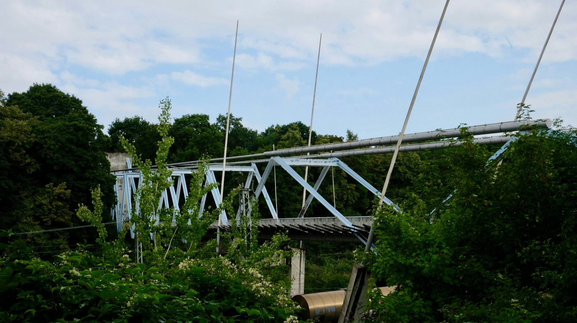 Eine blaue Brücke ist zu sehen.
