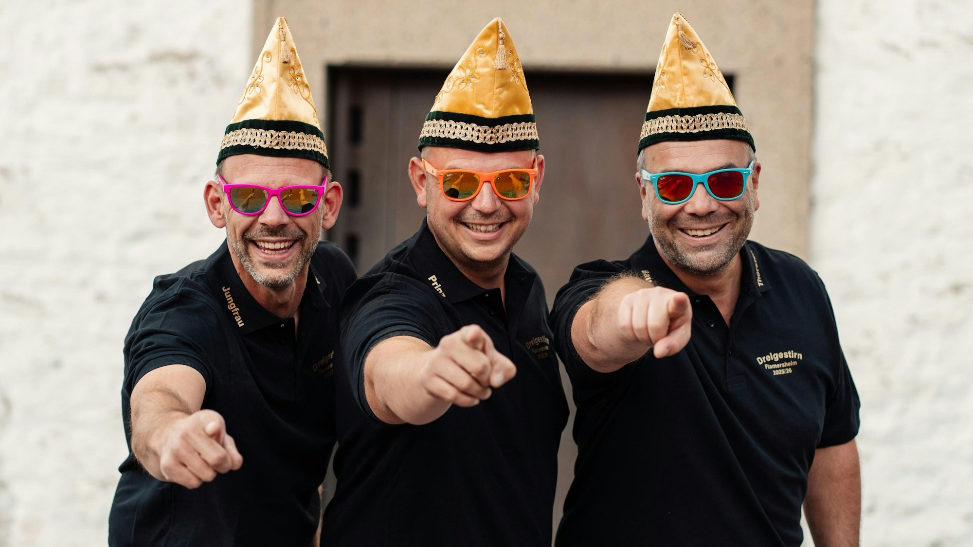 Das Bild zeigt das Dreigestirn mit einer bunten Sonnenbrille und goldener Narrenkappe.