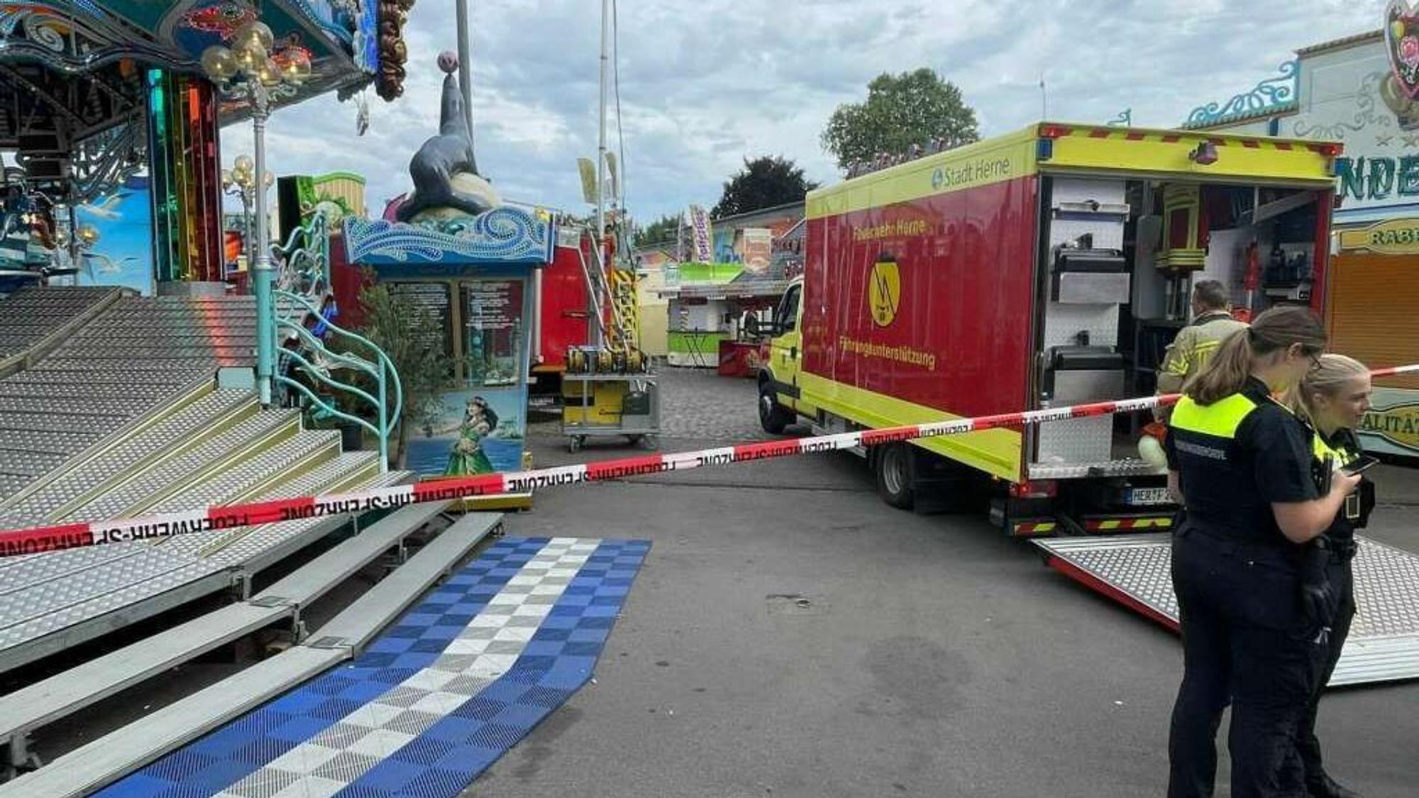 Einsatzkräfte an dem gesperrten Bereich auf der Cranger Kirmes.
