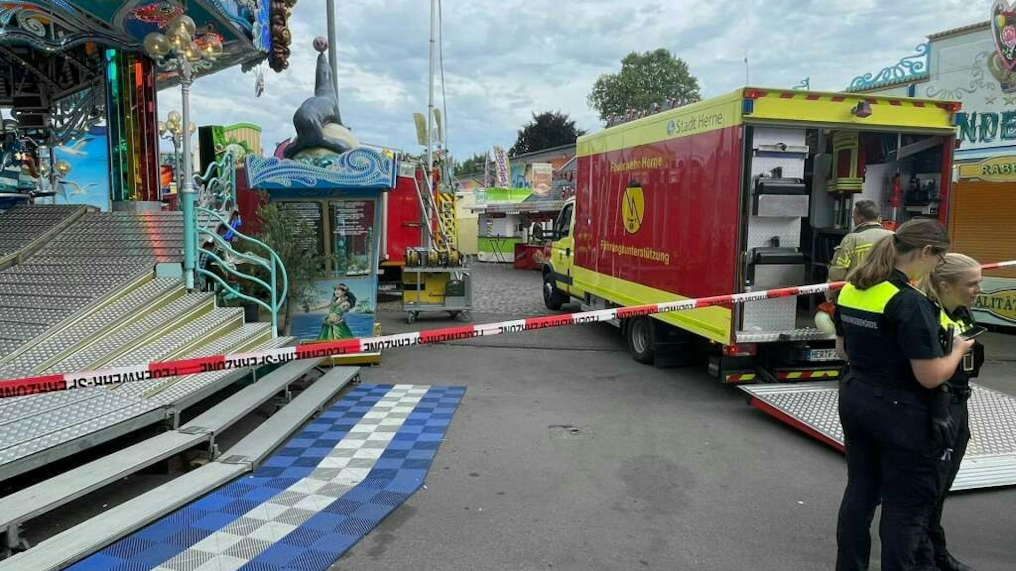 Einsatzkräfte an dem gesperrten Bereich auf der Cranger Kirmes.