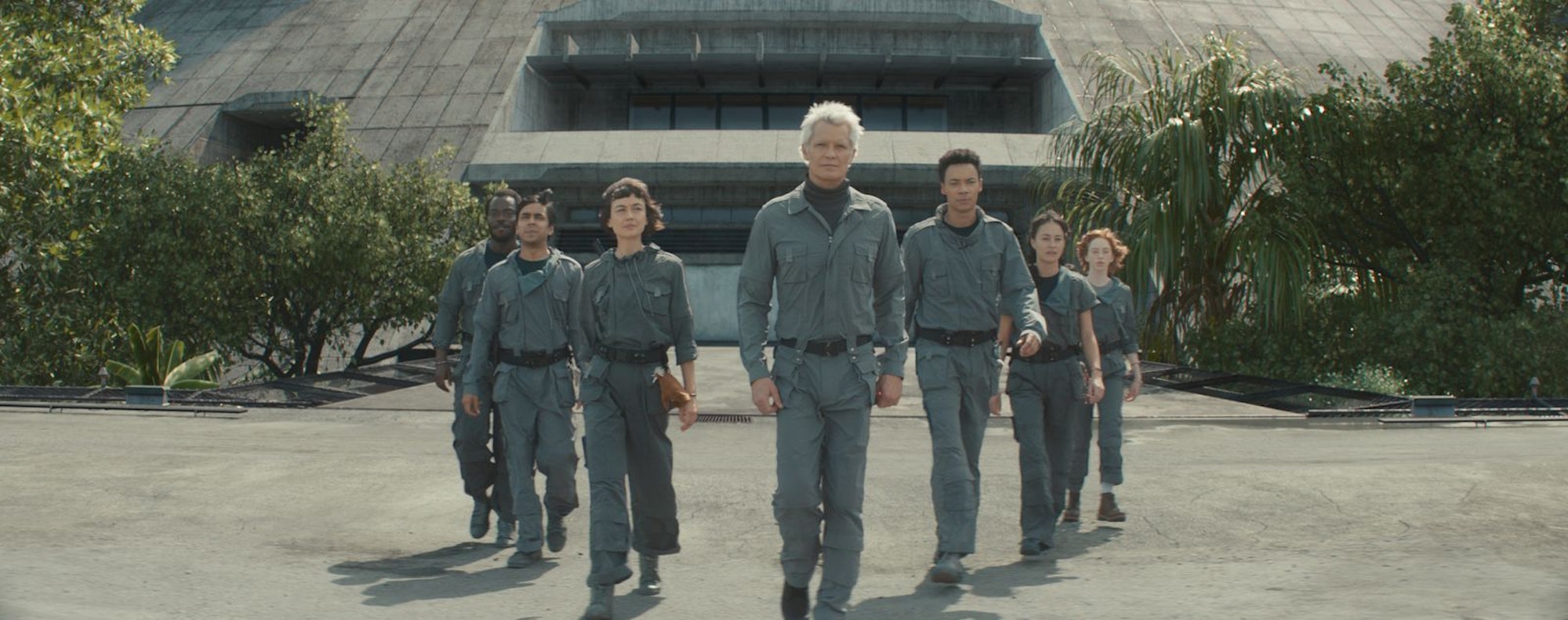 Im Einsatz für den Konzern in der neuen „schönen“ Zukunftswelt von „Alien: Earth“ (von links): Jonathan Ajayi als Smee, Adarsh Gourav als Slightly, Sydney Chandler als Wendy, Timothy Olyphant als Kirsh, Kit Young als Tootles, Erana James als Curly und Lily Newmark als Nibs. (Bild: FX)