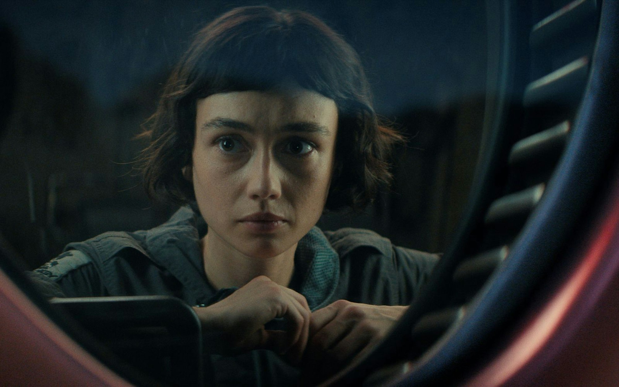 Wendy (Sydney Chandler), die als Kind in einen künstlichen Körper verpflanzt wurde, muss sich an ihre neue Lebensform noch gewöhnen. (Bild: Patrick Brown/FX)