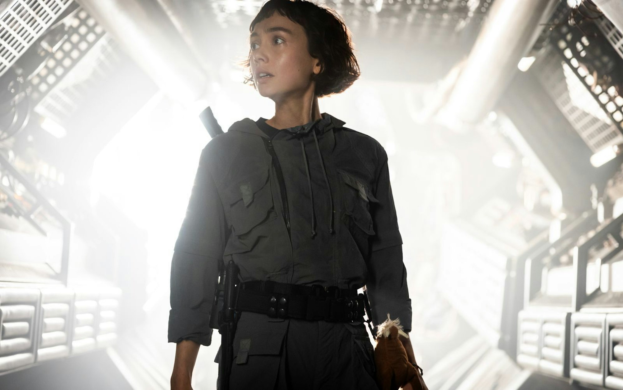 Die neue Ripley, einst gespielt von Sigourney Weaver, ist in der Serie „Alien: Earth“ eine Transhumane: Wendy (Sydney Chandler) muss als Soldatin mit ihrer Gruppe ein auf der Erde abgestürztes Raumschiff erforschen. Er ist von unheimlichen Kreaturen bevölkert. (Bild: Patrick Brown/FX)