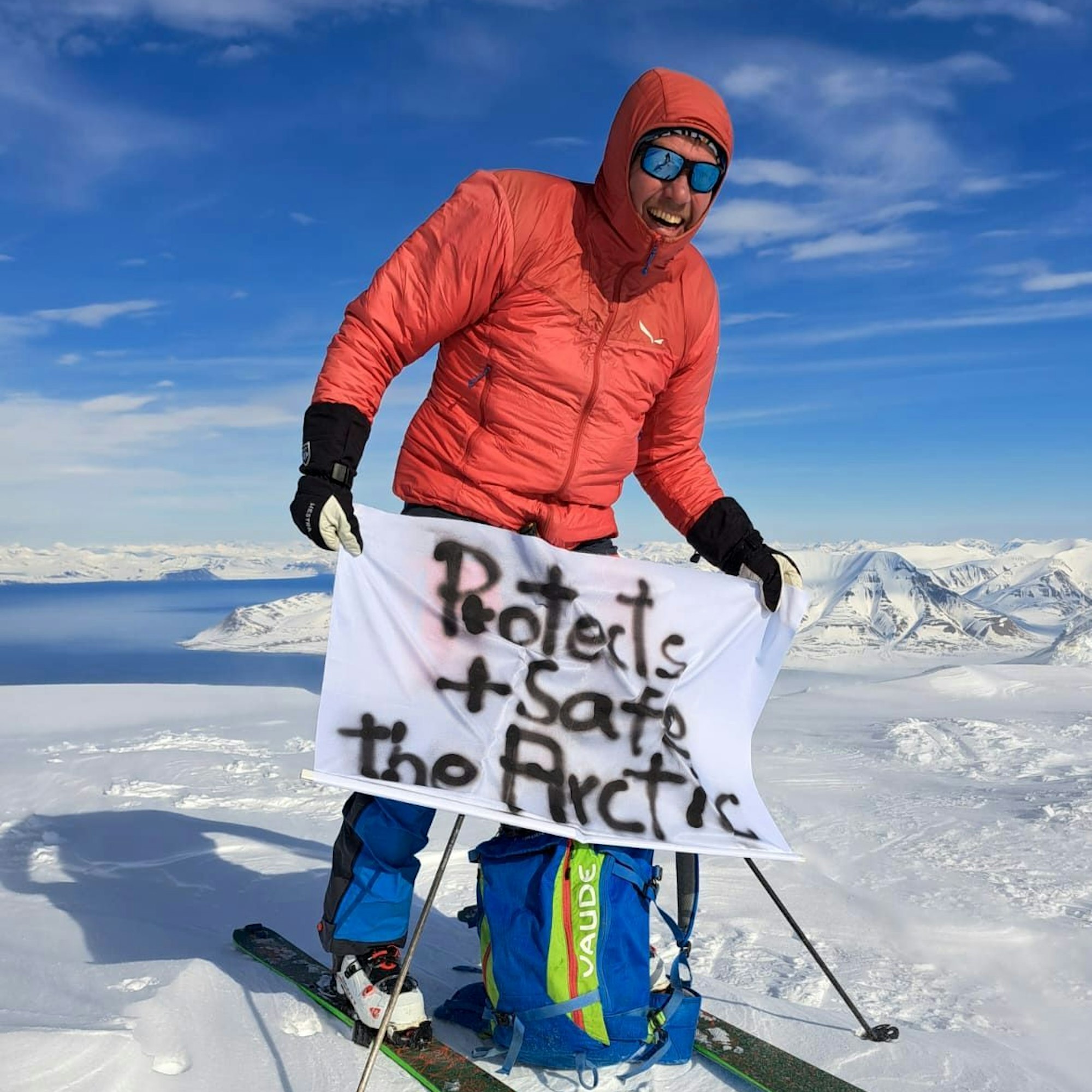 Der Euskirchener Multisportler André Hauschke bei seiner Ski-Bergsteig-Expedition in die Arktis mit einem Transparent, das die Aufschrift „Protects and safe the Arctic“.