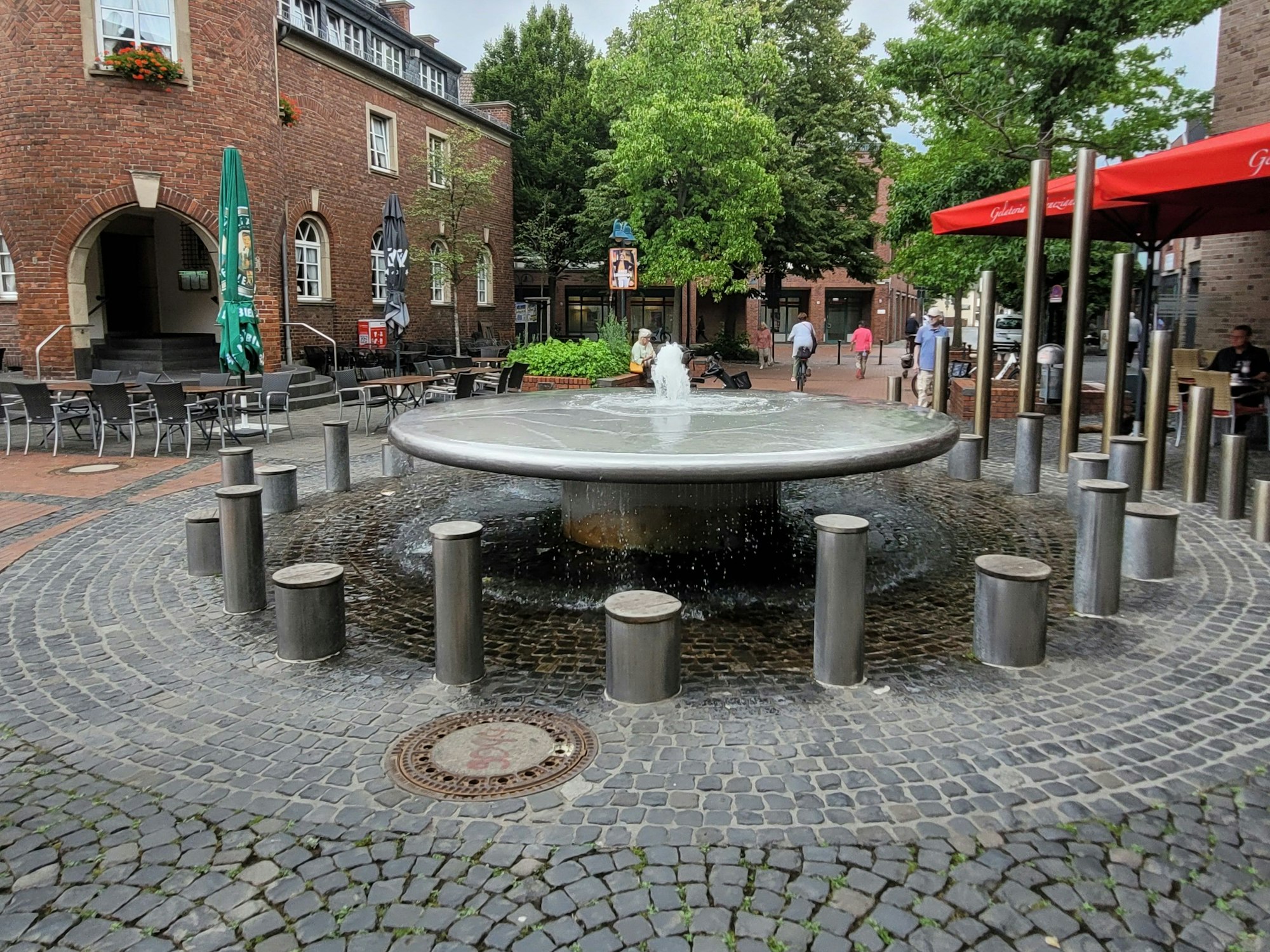 Der Brunnen auf dem Marktplatz - ein schlichter Edelstahltisch.
