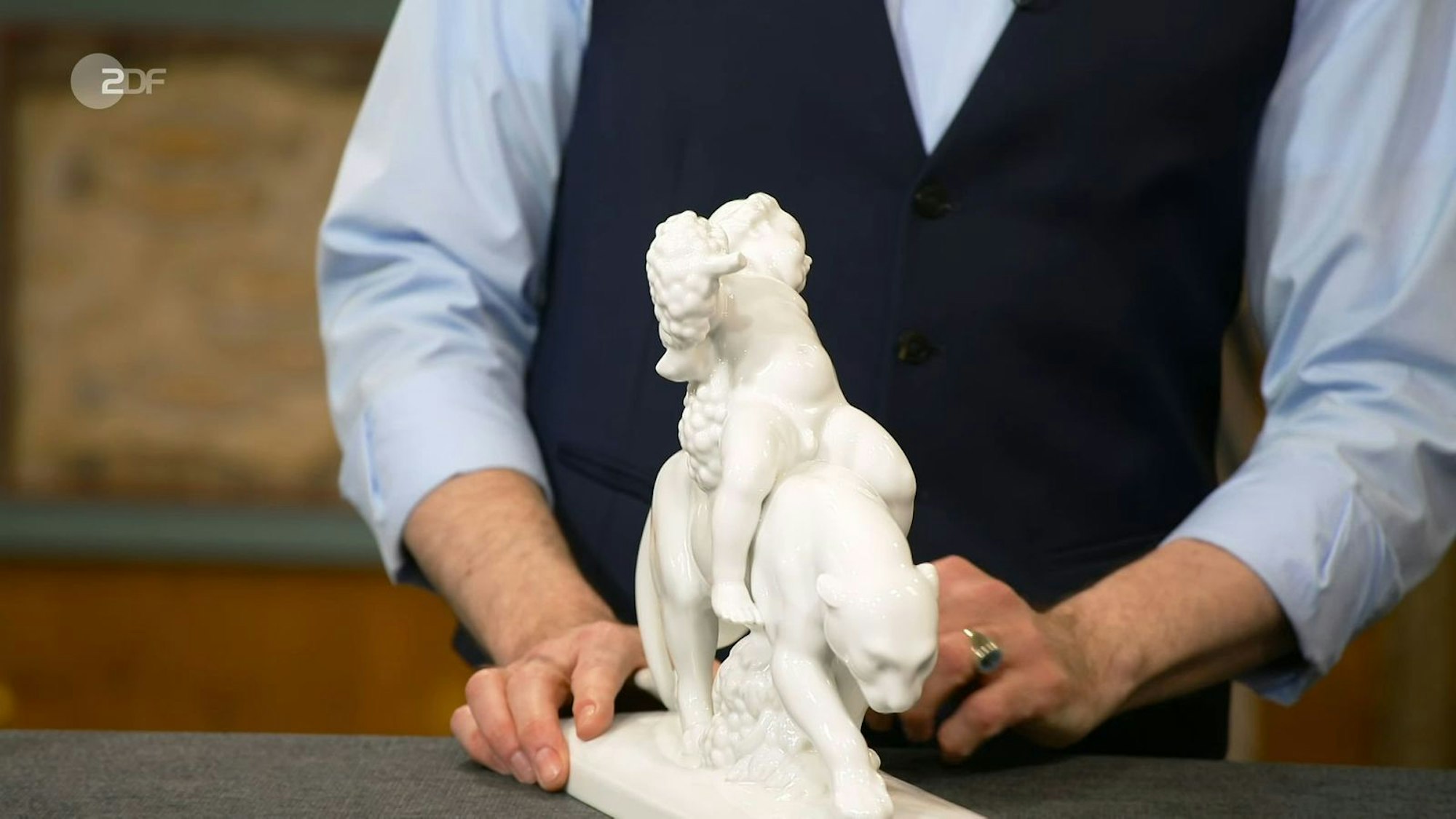 Die Porzellanfigur „Panther mit Bacchant“ von Heubach-Fraureuth nach einem Entwurf von Max Hermann Fritz stammte aus der Zeit zwischen 1928 und 1945 und war 480 bis 600 Euro wert.
(Bild: ZDF)