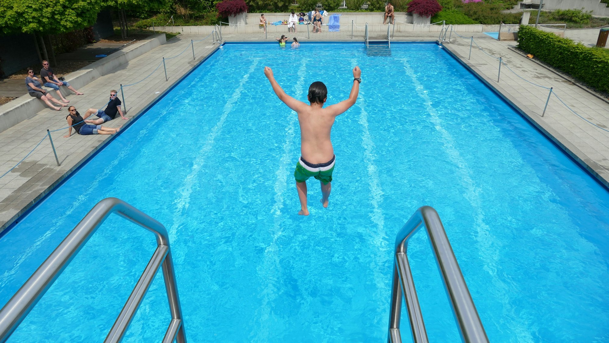 Das Waldfreibad in Much bietet einen Dreimeterturm zum Springen.