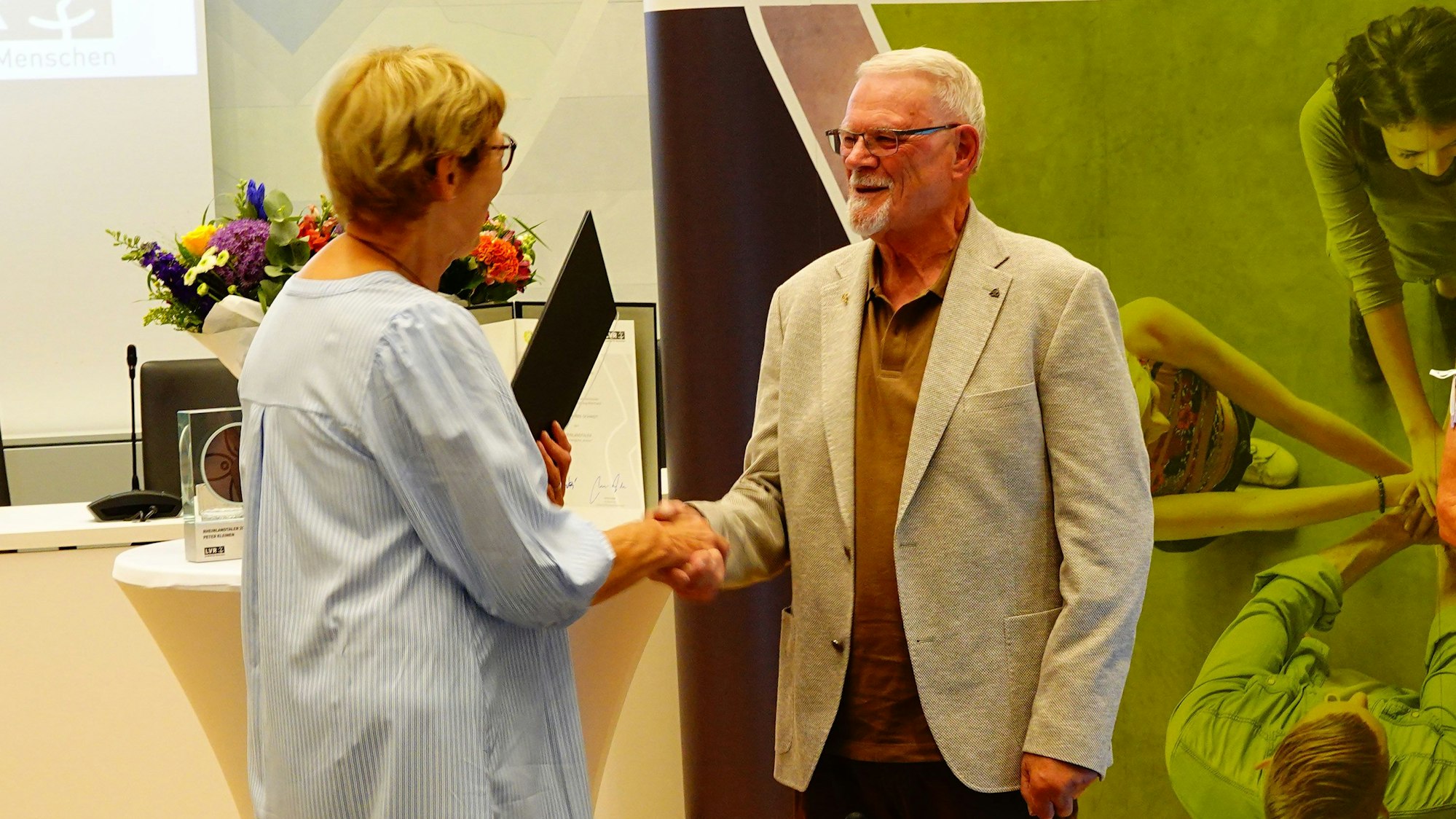 Das Foto zeigt eine Preisübergabe.