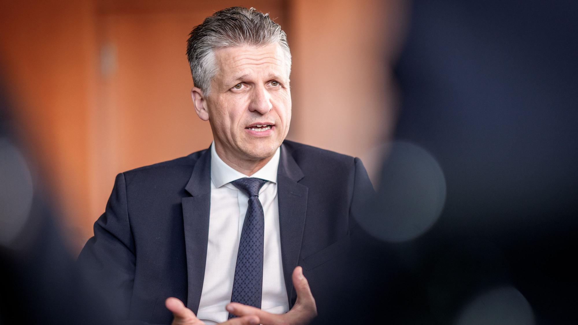 Thorsten Frei (CDU), Chef des Bundeskanzleramts und Bundesminister für besondere Aufgaben, aufgenommen bei einem Interview mit der dpa Deutsche Presse-Agentur GmbH in seinem Büro im Kanzleramt. (Archivbild)